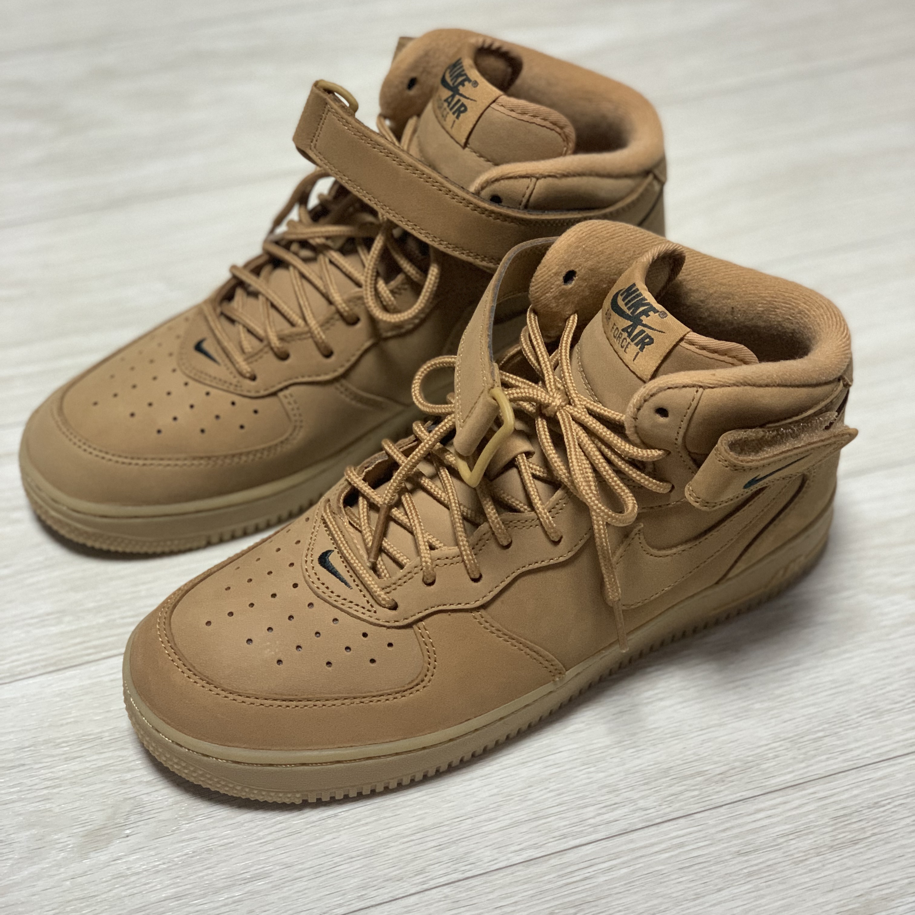 Nike Air Force 1 Mid Flax and Outdoor Green 착용 스타일 - 2
