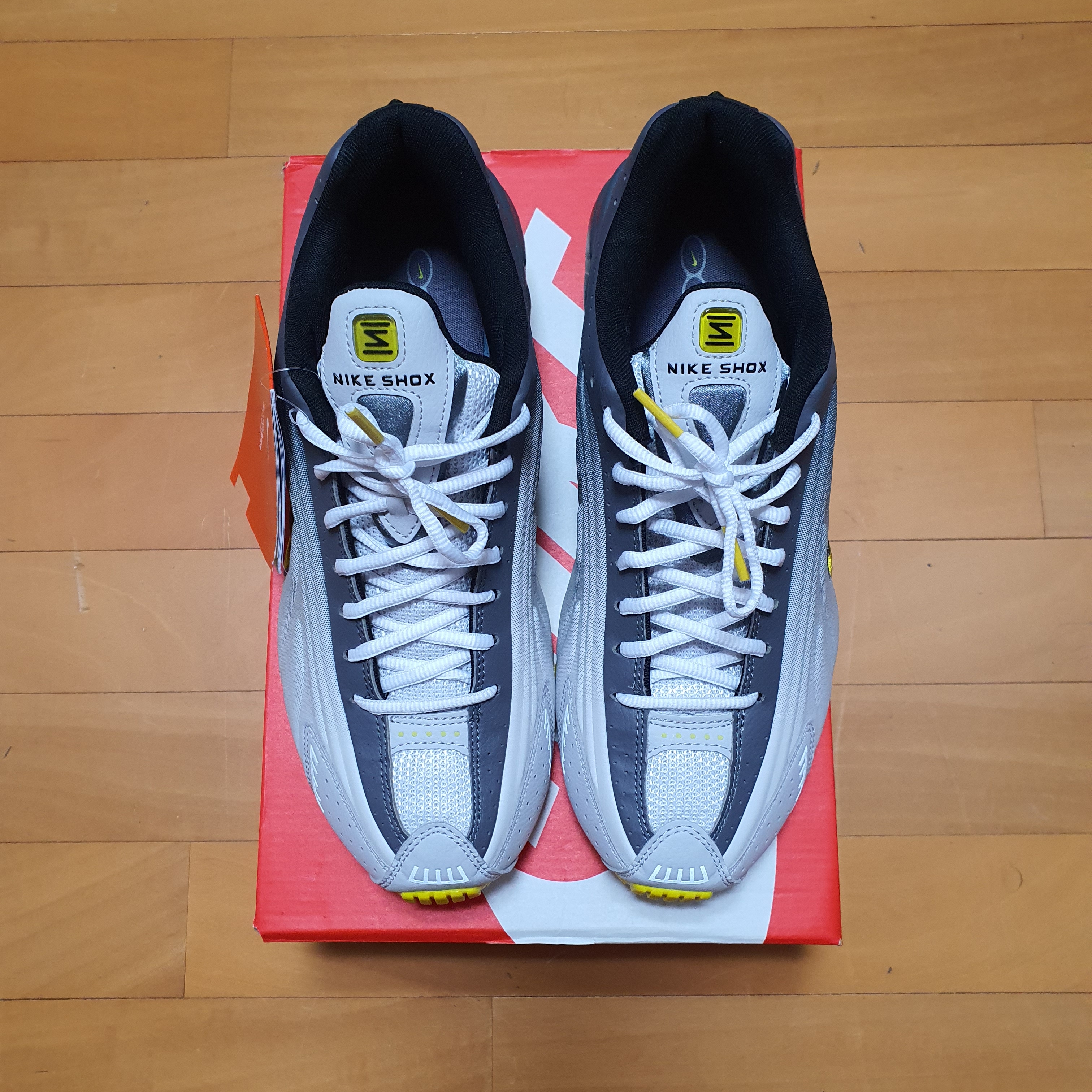 Nike Shox R4 SE Vast Grey Light Graphite 착용 스타일