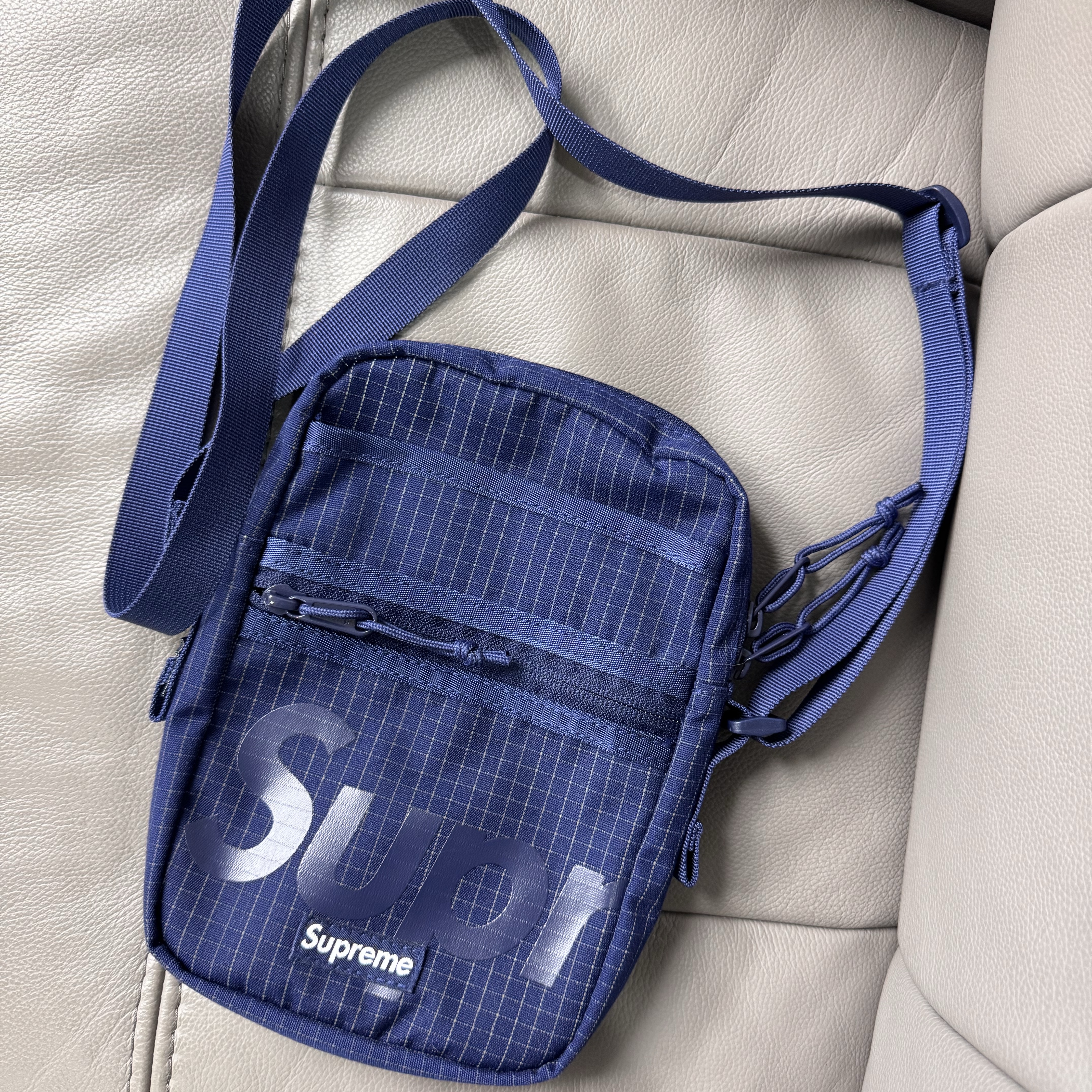 Supreme Shoulder Bag Navy - 24SS 착용 스타일