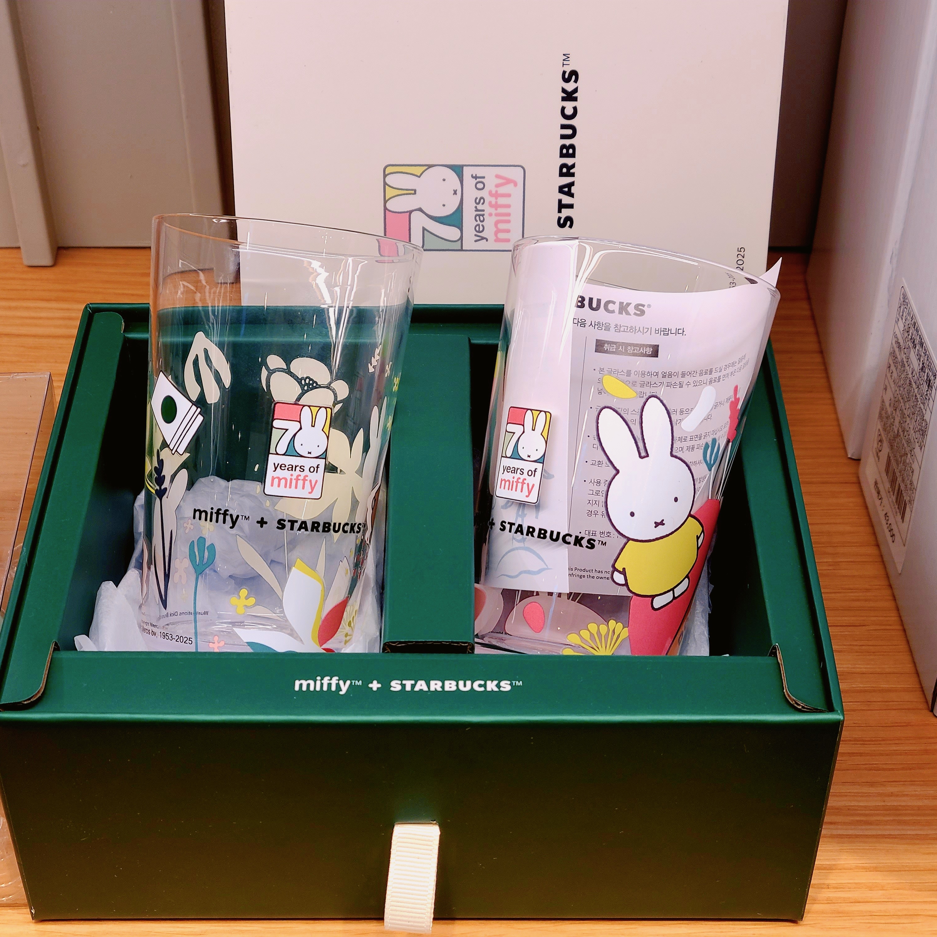 Starbucks x Miffy Forever Miffy Puffer Bag Large Pink, Starbucks x Miffy SS Forever Miffy Elma Tumbler 473ml 착용 스타일 - 3