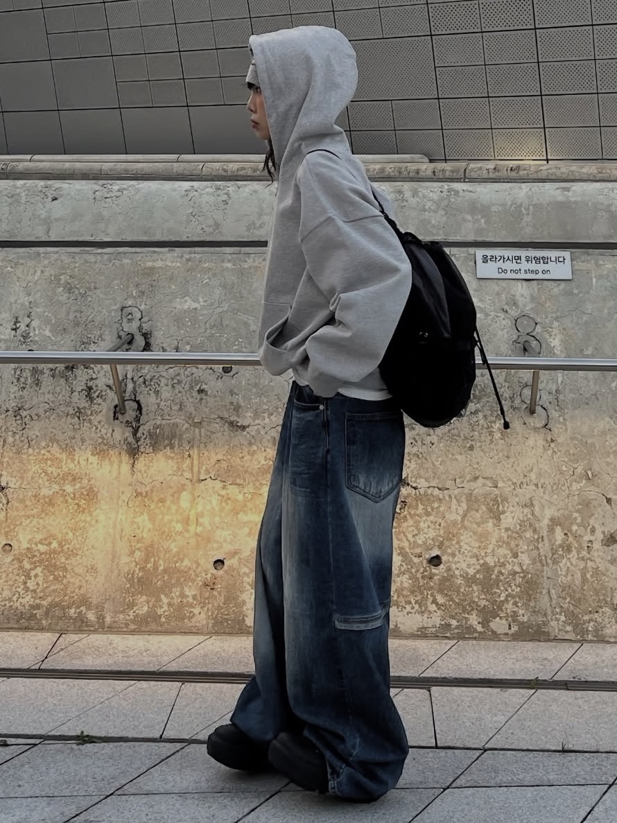 NOMANUAL C.B String Bag Charcoal, Crocs Stomp Clog Black 착용 스타일 - 2