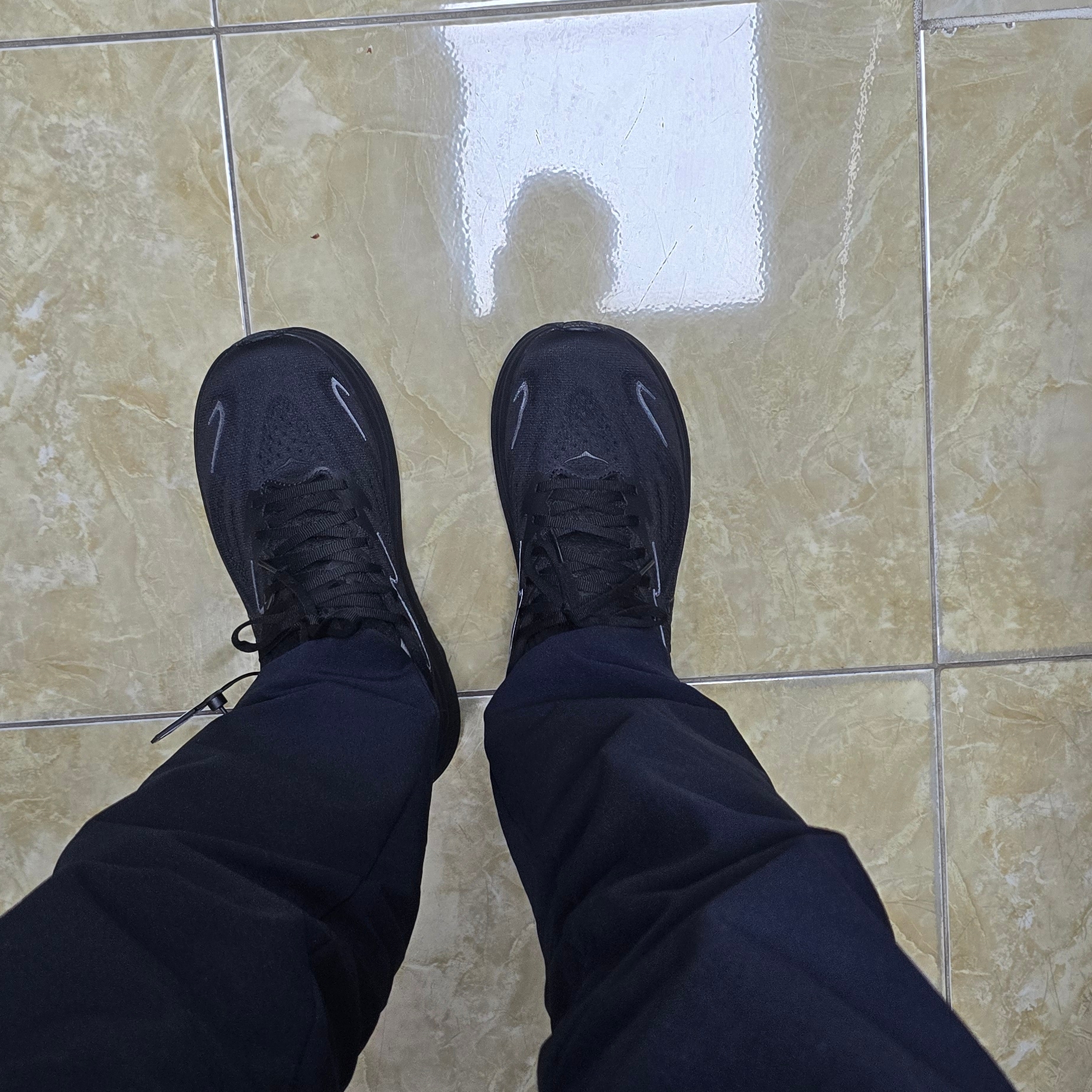 Hoka Clifton 10 Black - Wide 착용 스타일