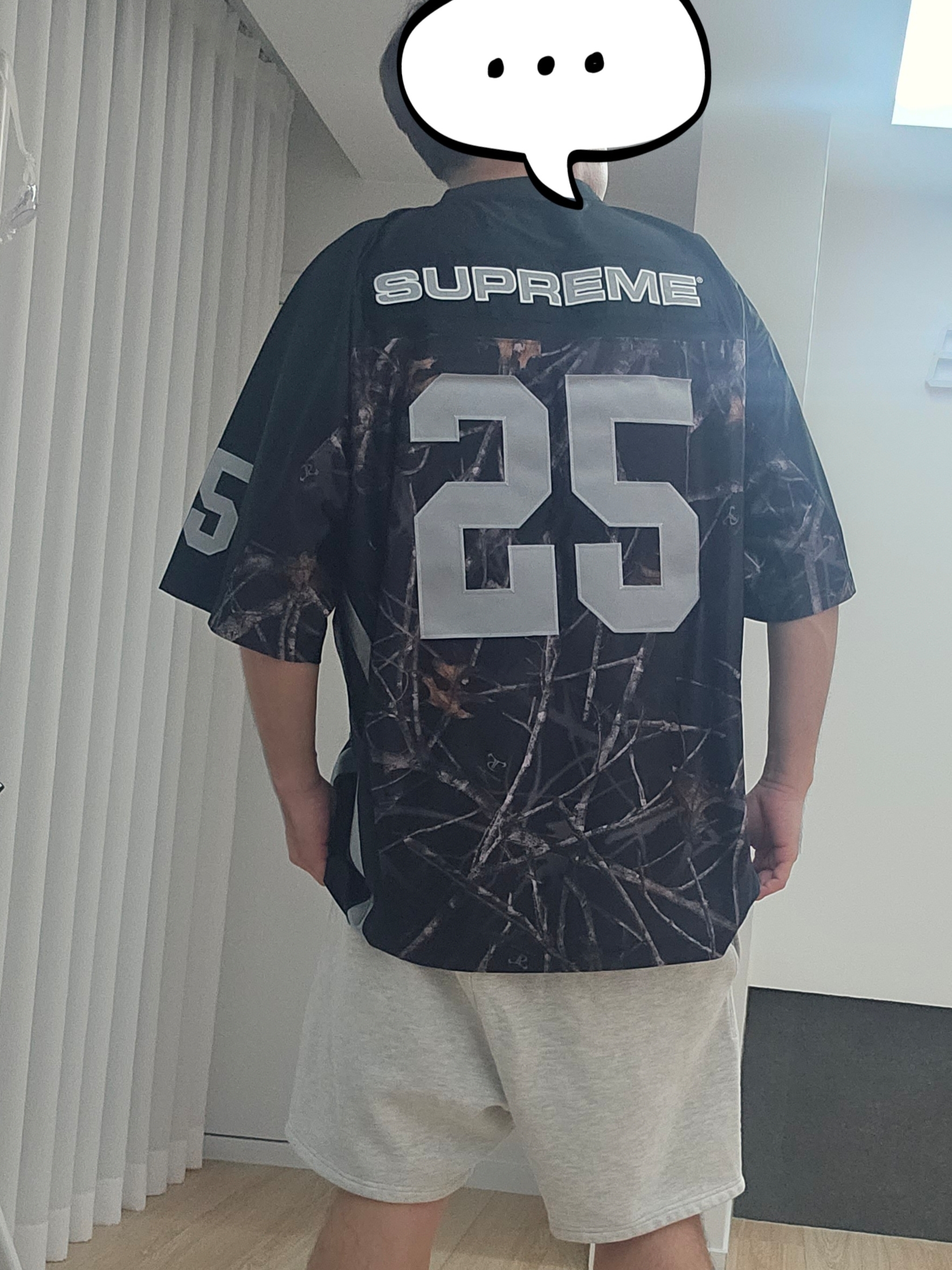 Supreme Breast Cancer Awareness Football Jersey Black - 25FW, Essentials The Core Collection Sweatshorts Light Oatmeal 착용 스타일 - 3