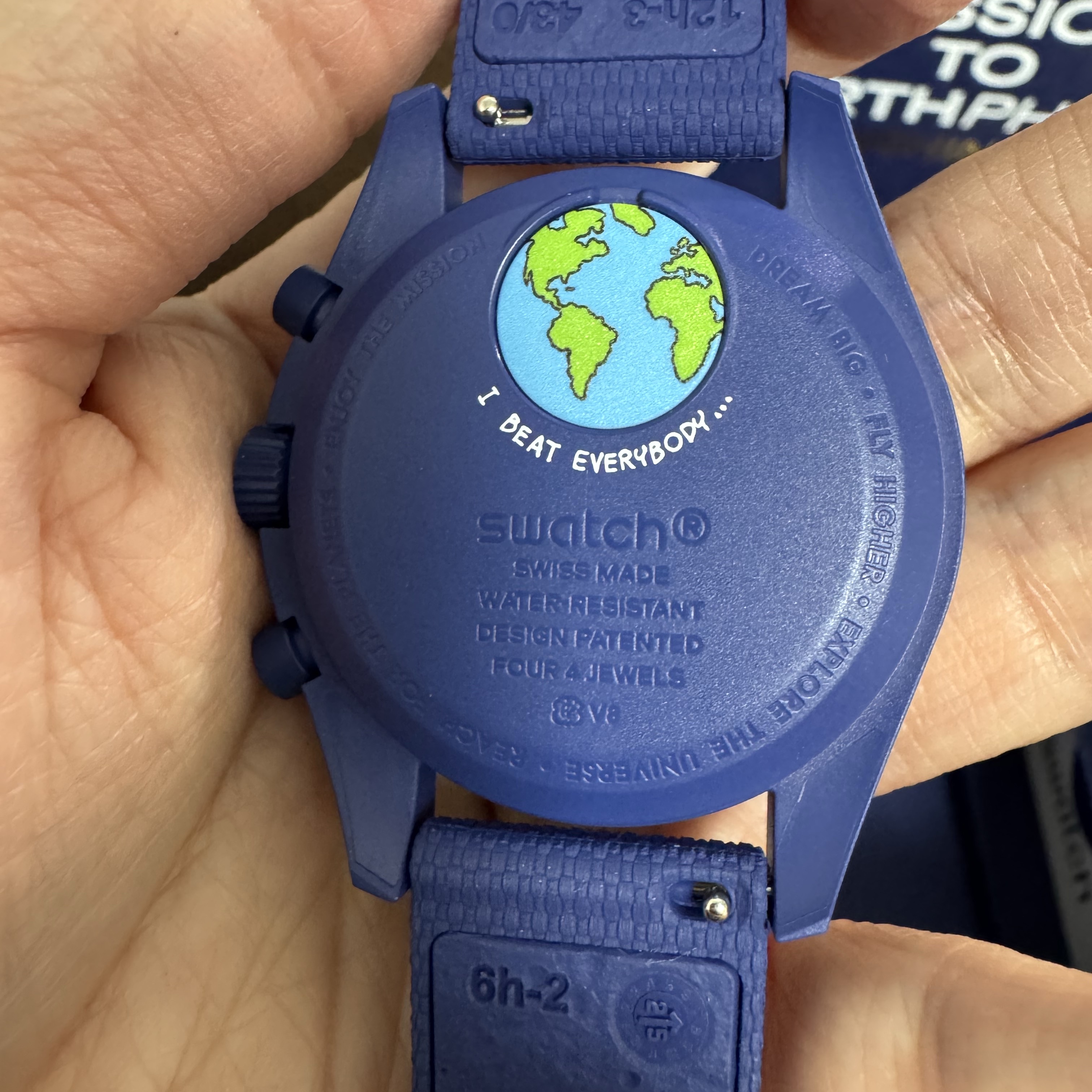 Swatch x Omega x Snoopy Bioceramic Moonswatch October's Misson To Earthphase 42mm Moonshine Gold 착용 스타일 - 4