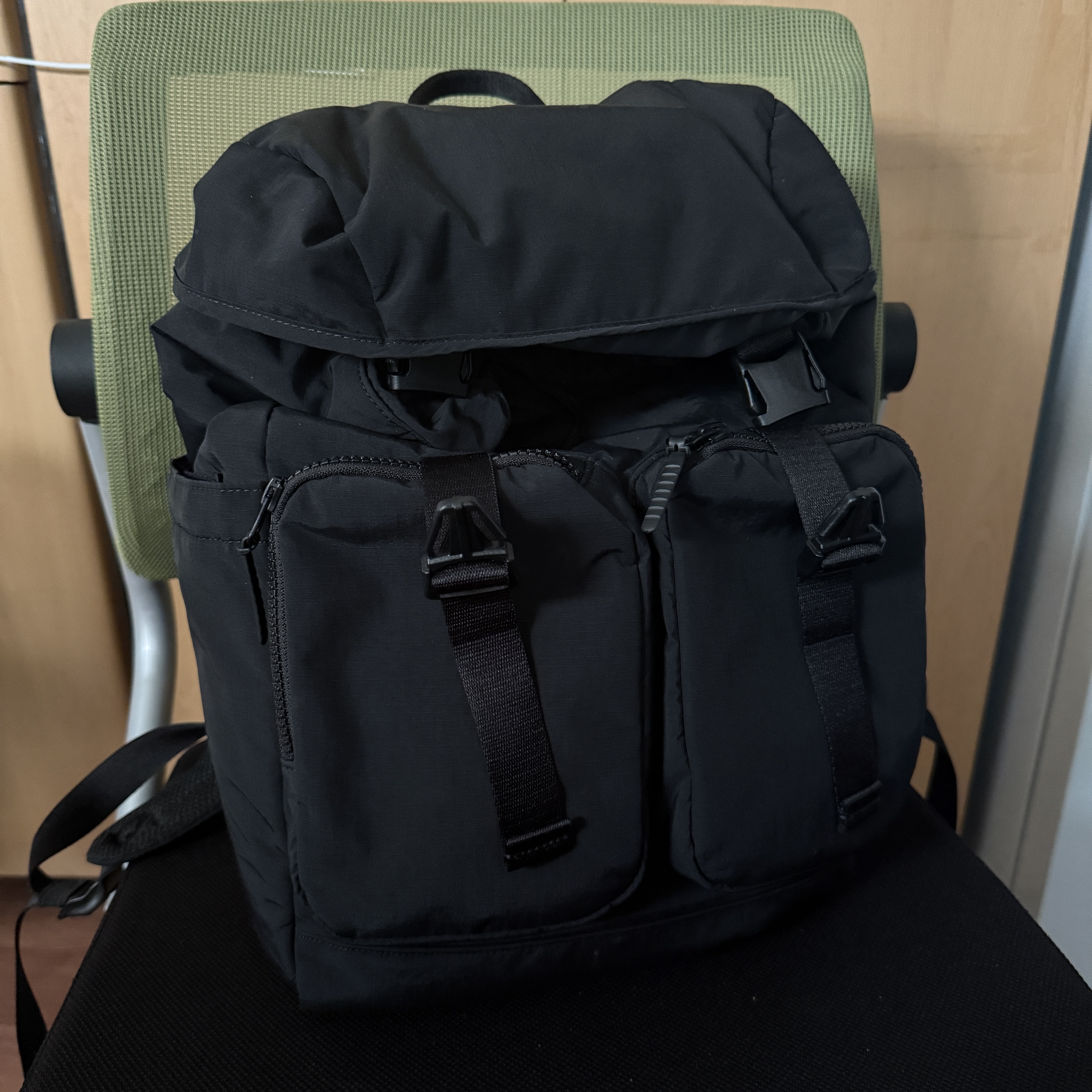 Uniqlo Multi Pocket Backpack Black 착용 스타일