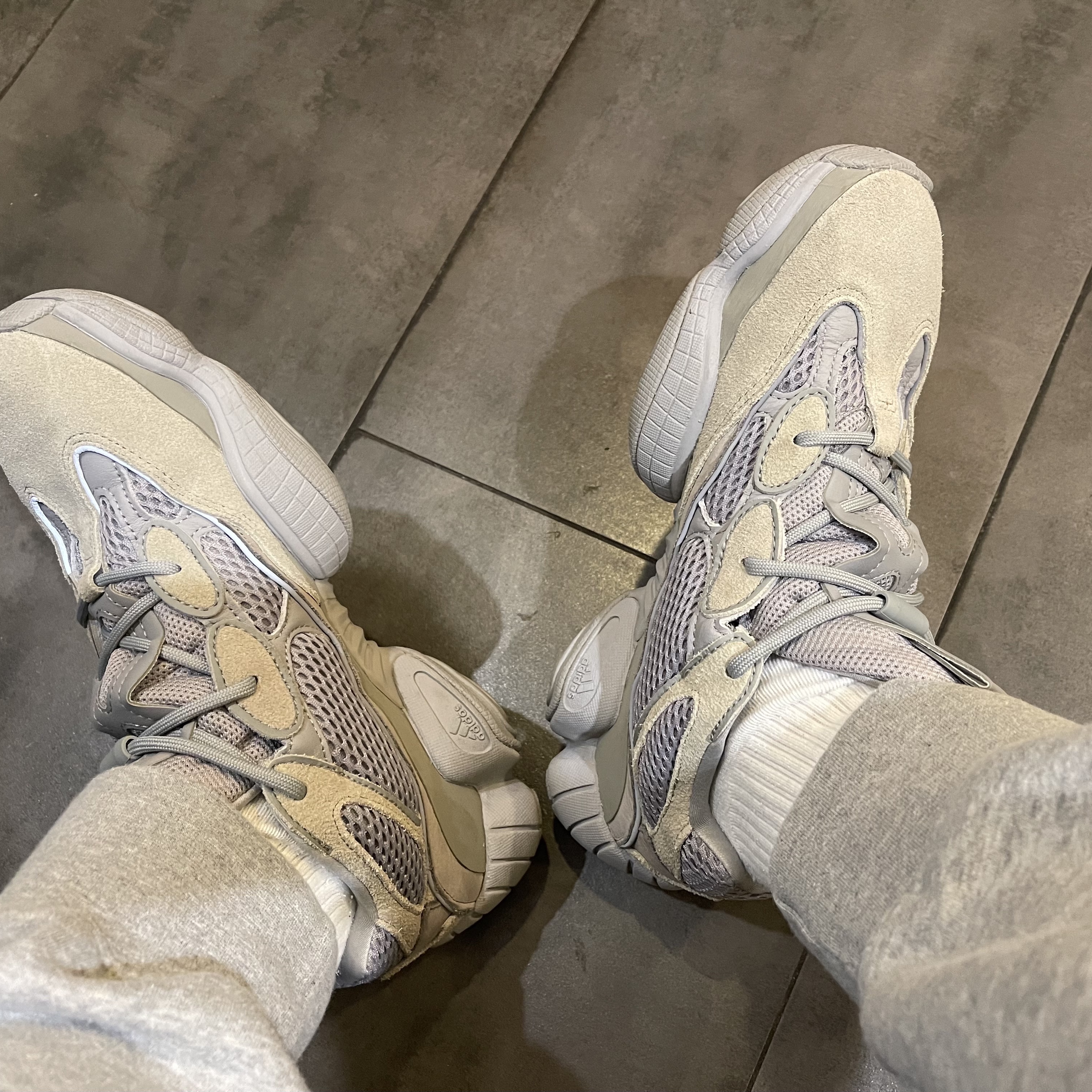 Adidas Yeezy 500 Stone Salt 착용 스타일
