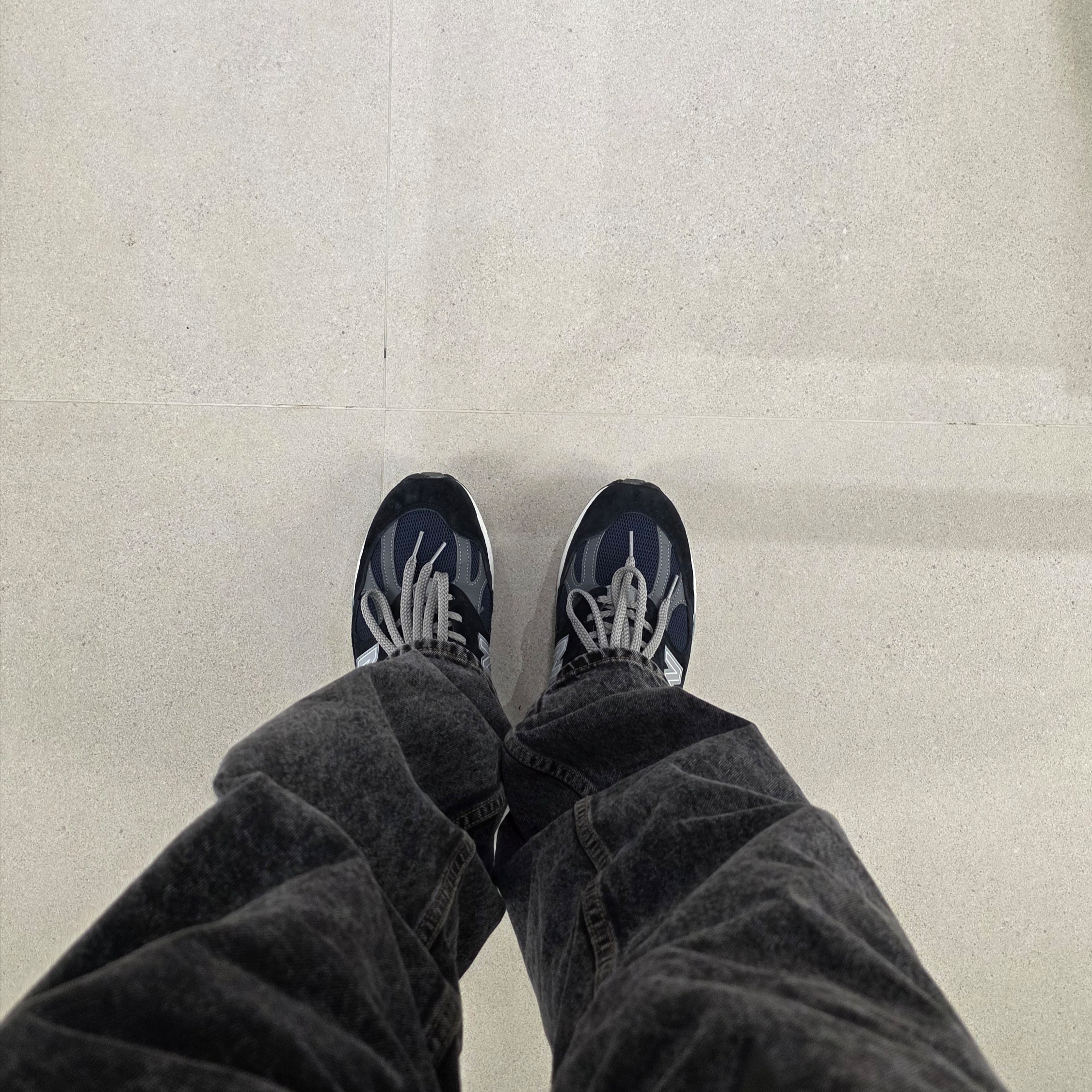 New Balance 991v2 Made in UK Dark Navy Smoked Pearl 착용 스타일
