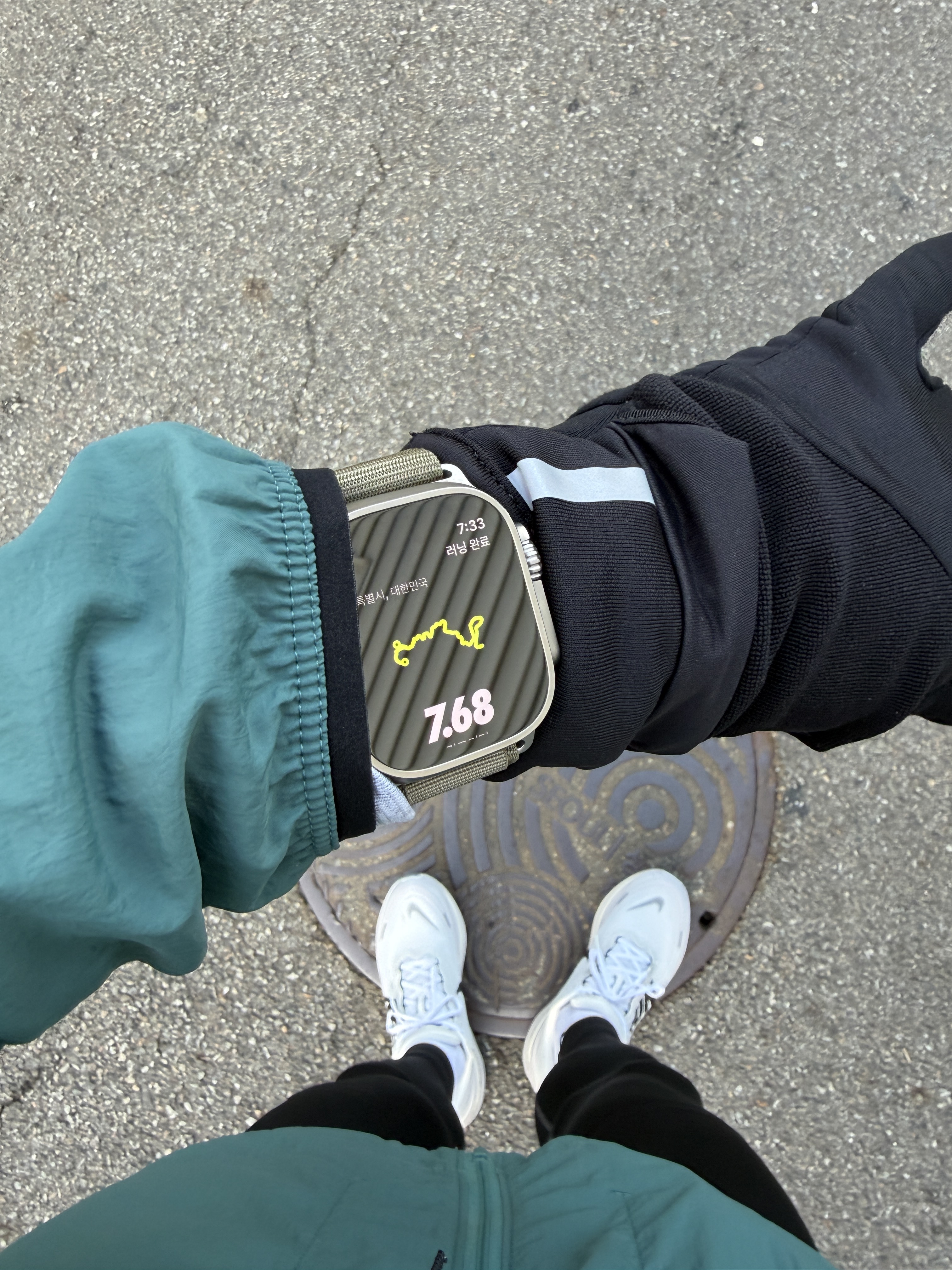 Nike Vomero Plus RUN Summit White Vast Grey, Apple Watch Ultra 2 49mm Titanium Case with M Alpine Loop Olive (Korean Ver.) 착용 스타일