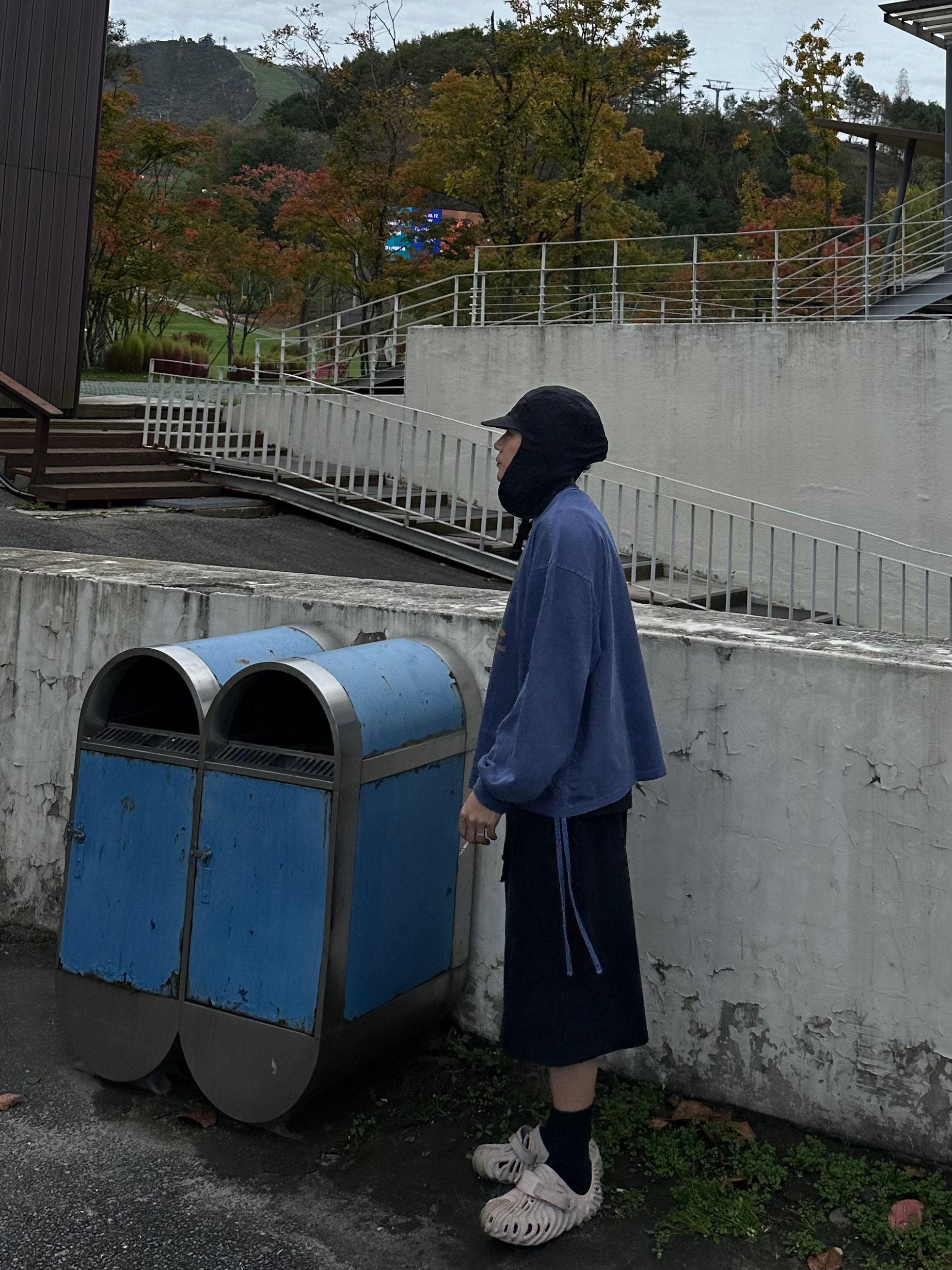 Crocs x Salehe Bembury Pollex Clog Horchata, Undermycar MU.127 Classic Logo Brush Washed Sweat Shorts Black 착용 스타일 - 1