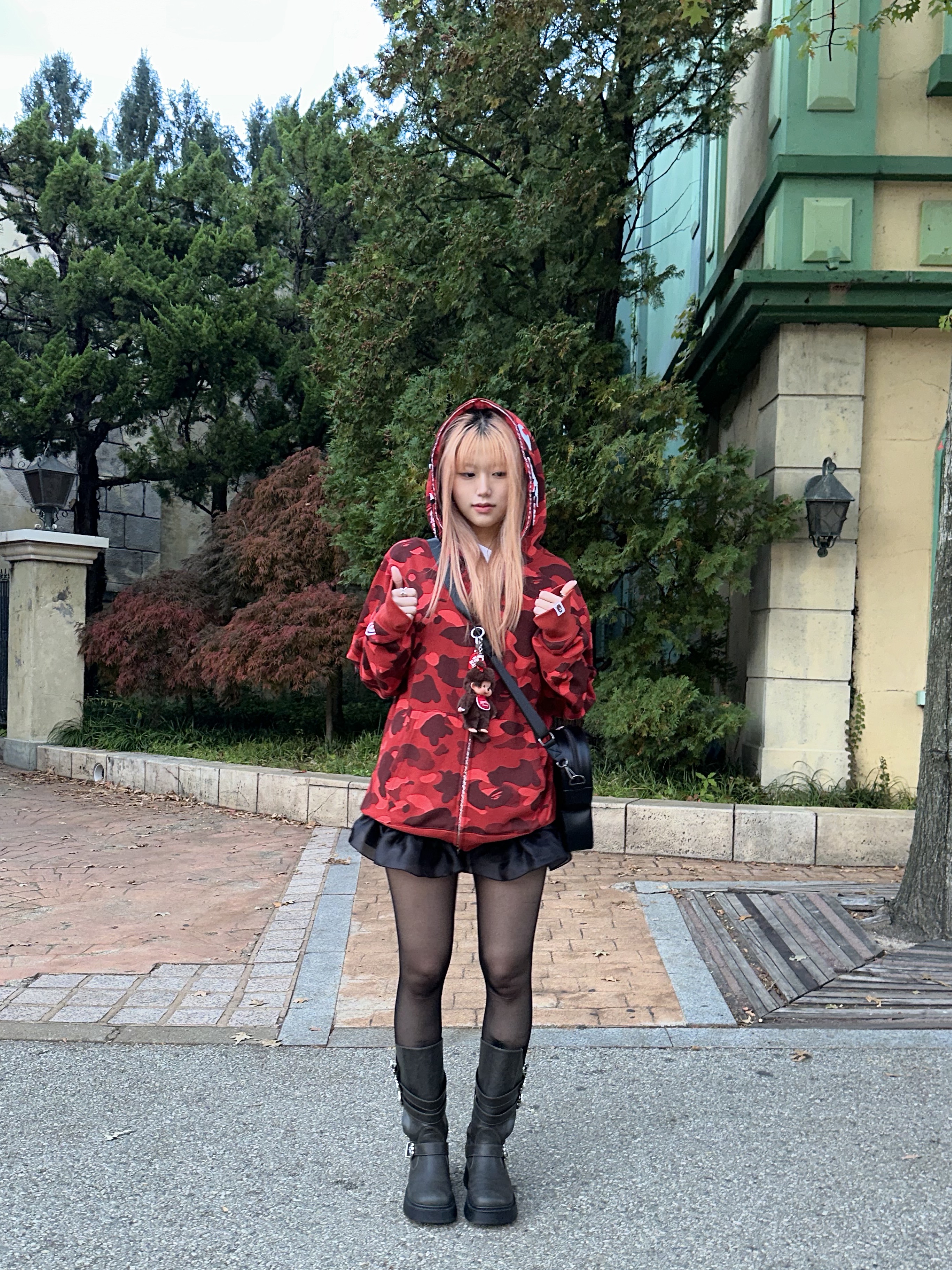 BAPE Color Camo Shark Full Zip Hoodie Red, BAPE Baby Milo PU Leather Bag Black 착용 스타일 - 2
