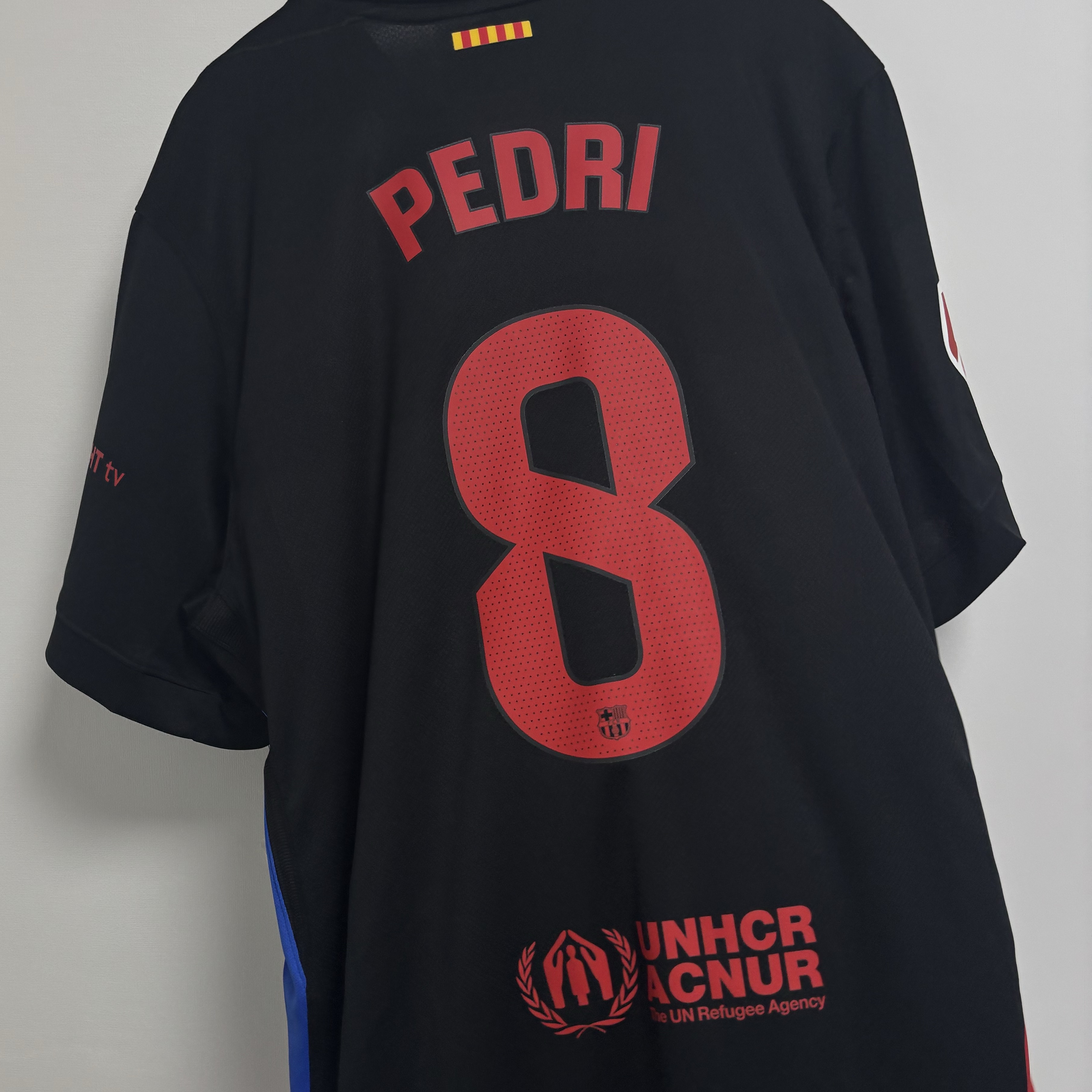 Nike FC Barcelona 2024/25 Stadium Away Dri-Fit Football Replica Jersey Black Hyper Royal (Non Marking Ver.), Nike FC Barcelona 2024/25 Dri-Fit Stadium Home Jersey Deep Royal Blue Midnight Navy (Non Marking Ver.) 착용 스타일 - 2