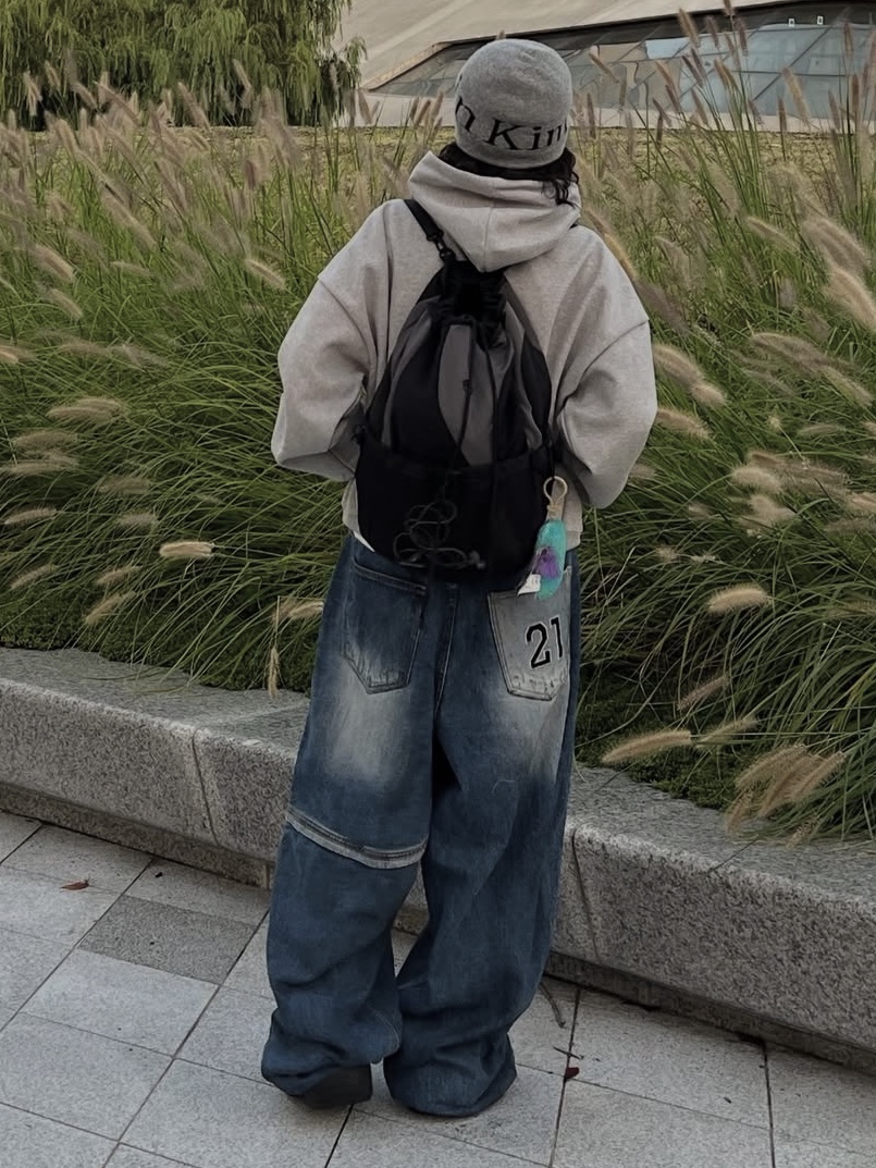 NOMANUAL C.B String Bag Charcoal, Crocs Stomp Clog Black 착용 스타일 - 3