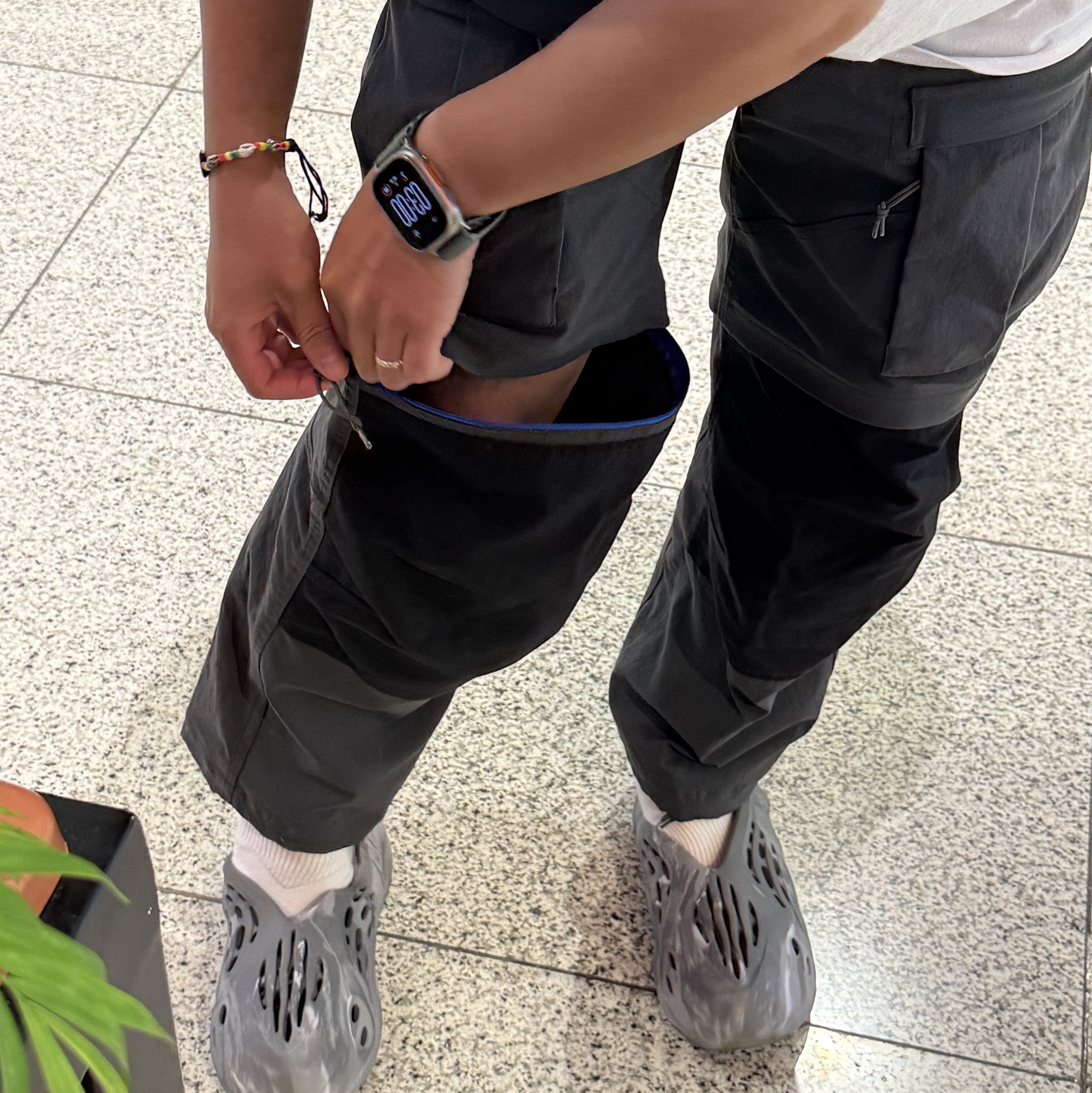 Adidas Yeezy Foam RNNR MX Granite, Nike ACG Smith Summit Cargo Pants Dark Smoke Grey - Asia 착용 스타일