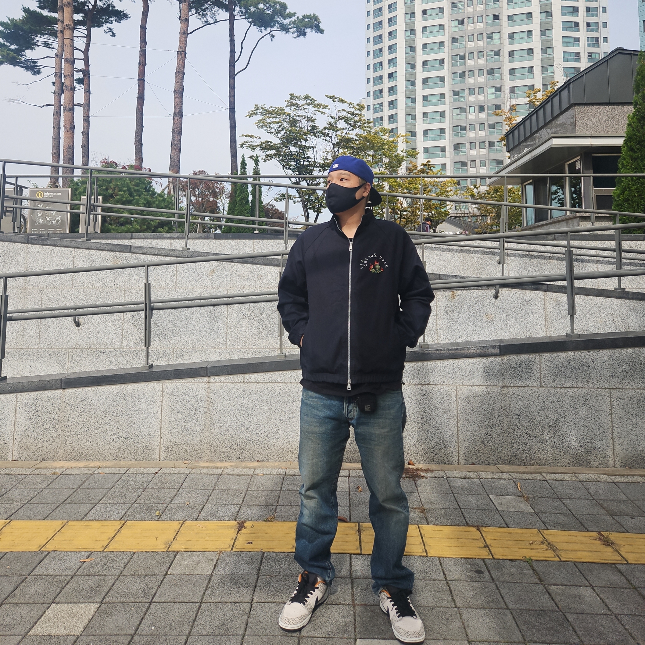 Jordan x Travis Scott Woven Jacket Black - Asia, Jordan x Travis Scott Woven Jacket Black - US/EU 착용 스타일 - 2