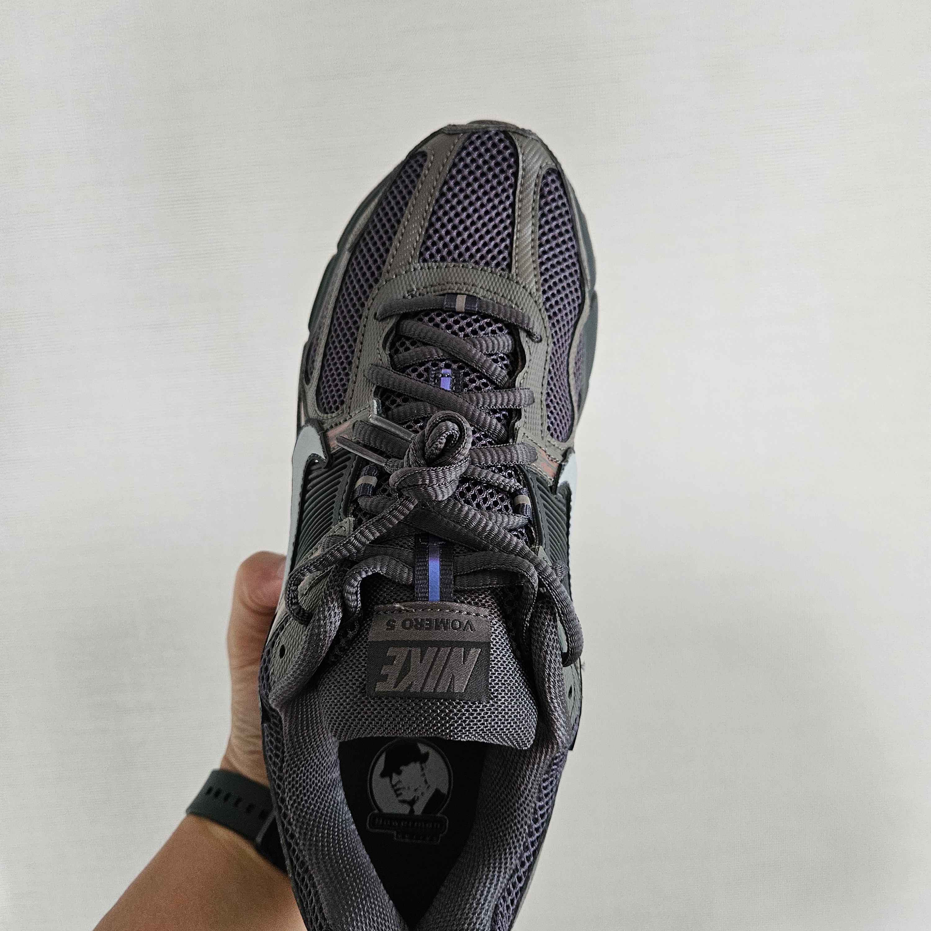 Nike Zoom Vomero 5 Cave Stone 착용 스타일