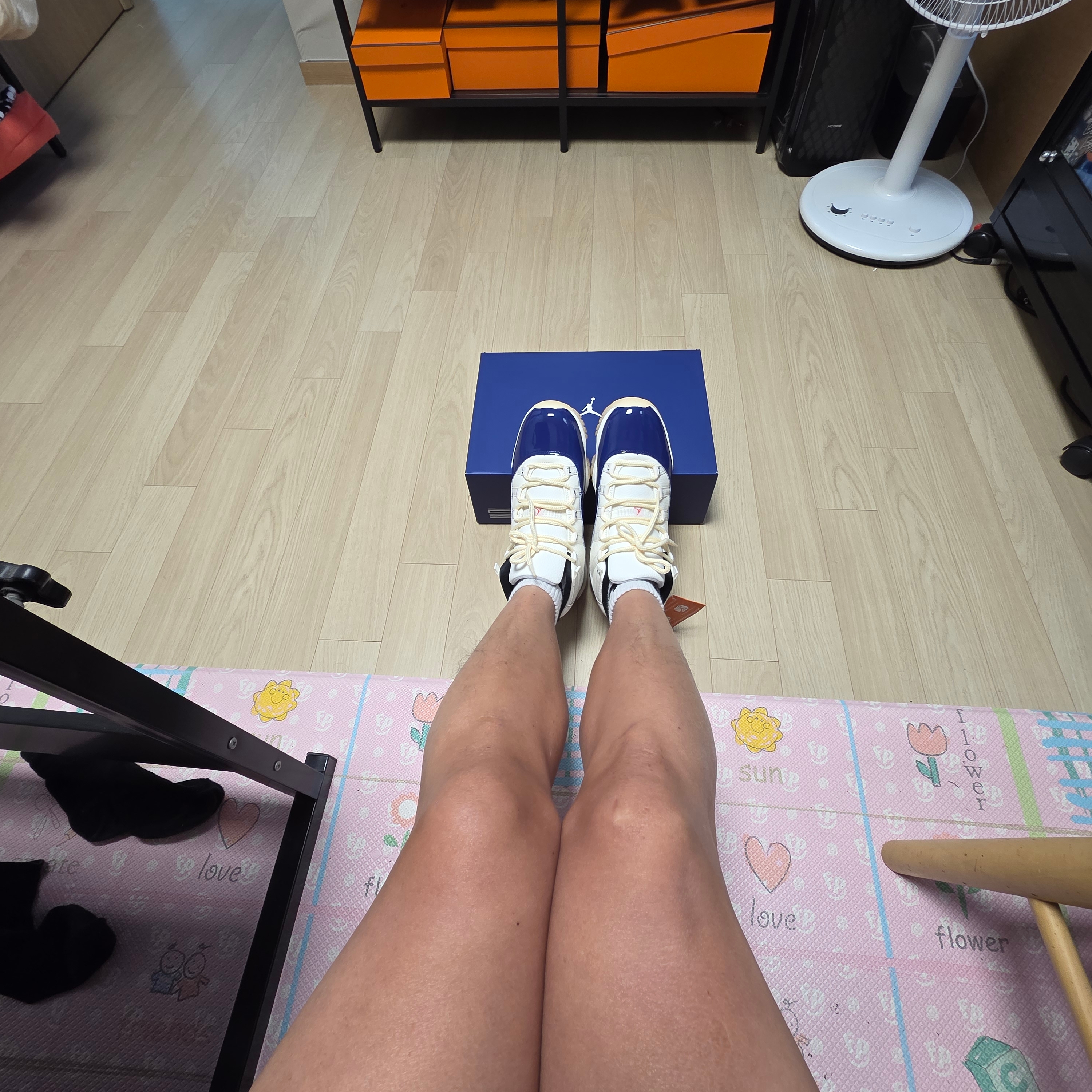 Jordan 11 Retro Rare Air Deep Royal Blue Fire Red 착용 스타일 - 2