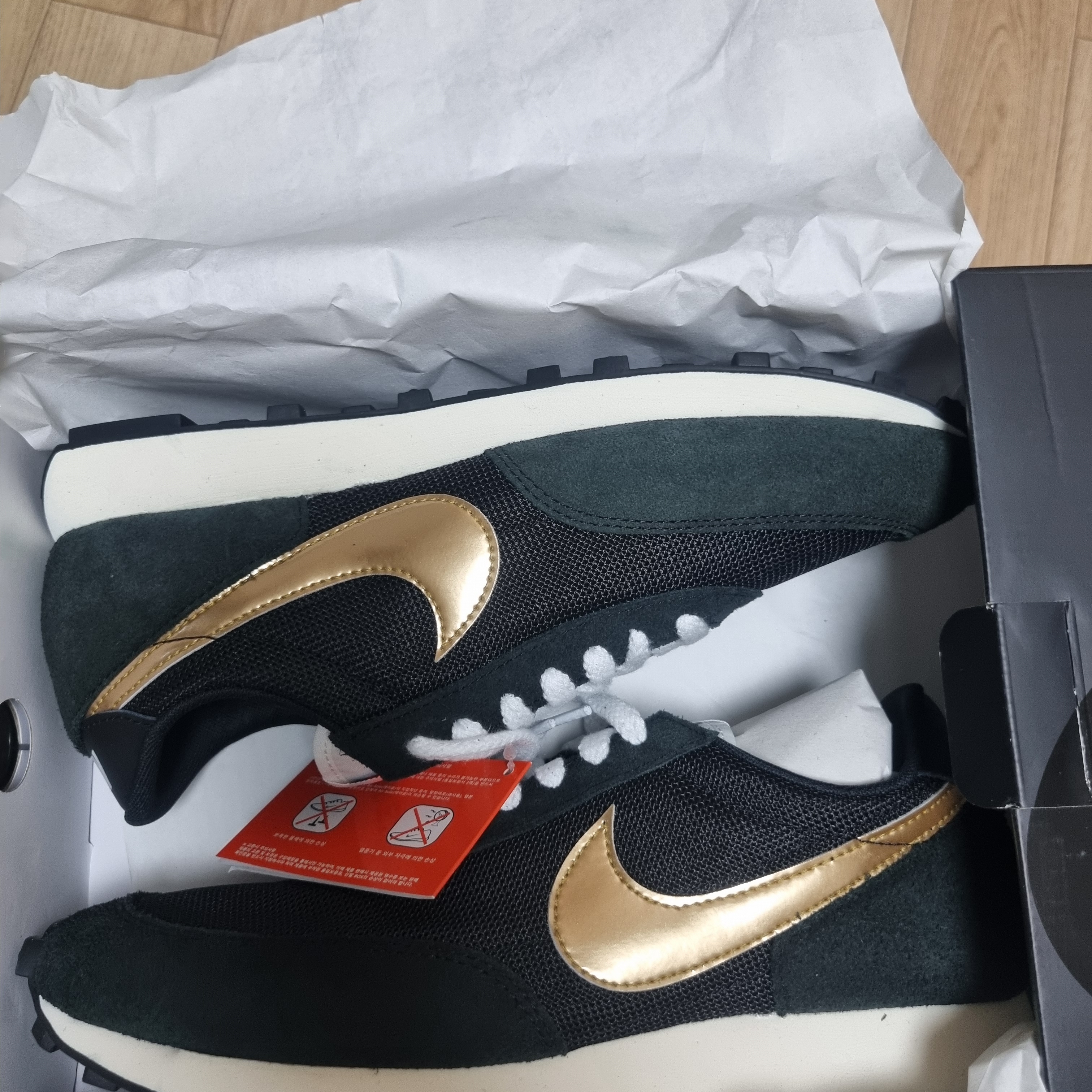Nike Daybreak SP Black Metallic Gold 착용 스타일 - 2