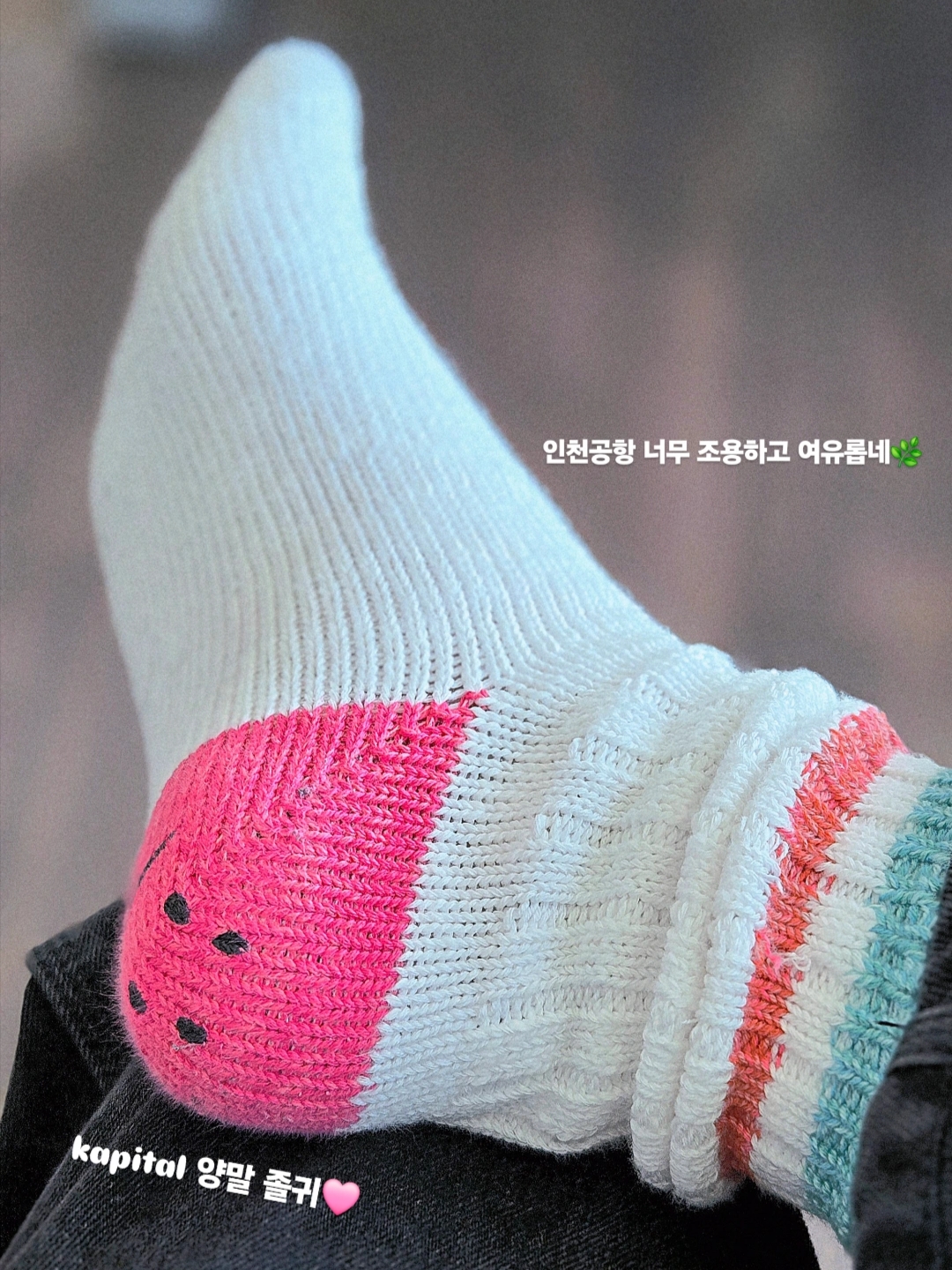 Kapital 60 Ivy Rainbowy Happy Heel Hold Socks White Pink 착용 스타일