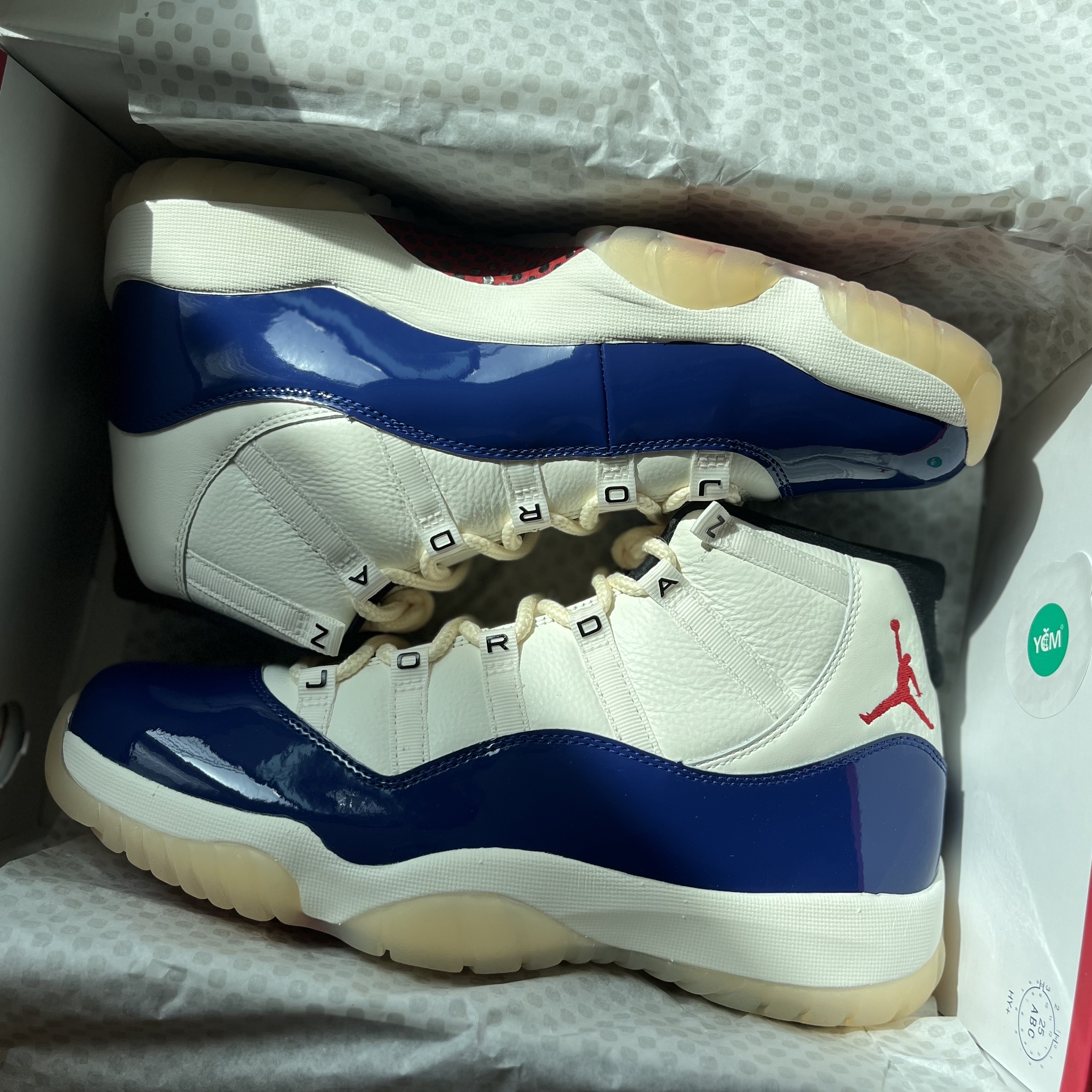 Jordan 11 Retro Rare Air Deep Royal Blue Fire Red 착용 스타일 - 2