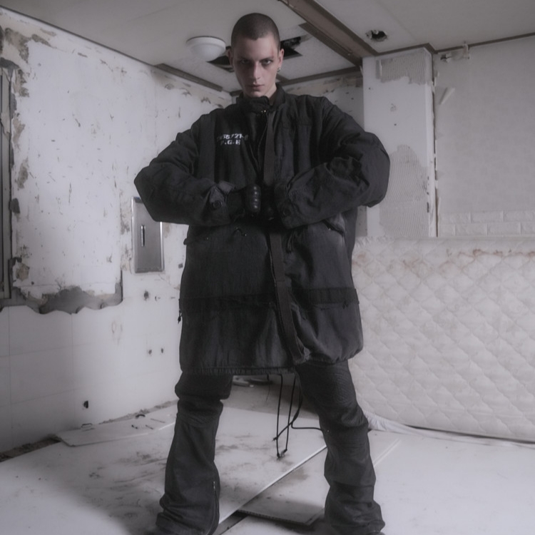 Project G/R Bondage Cross Fishtail Parka Black 착용 스타일 - 2