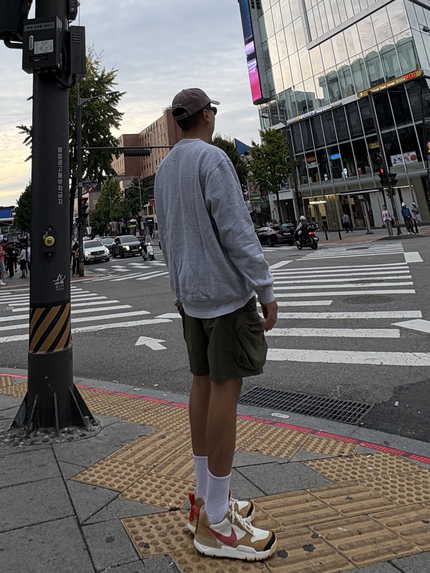 Nike ACG Snowgrass Cargo Shorts Medium Olive - US/EU, Palace Sofar Crew Grey Marl - 24FW 착용 스타일