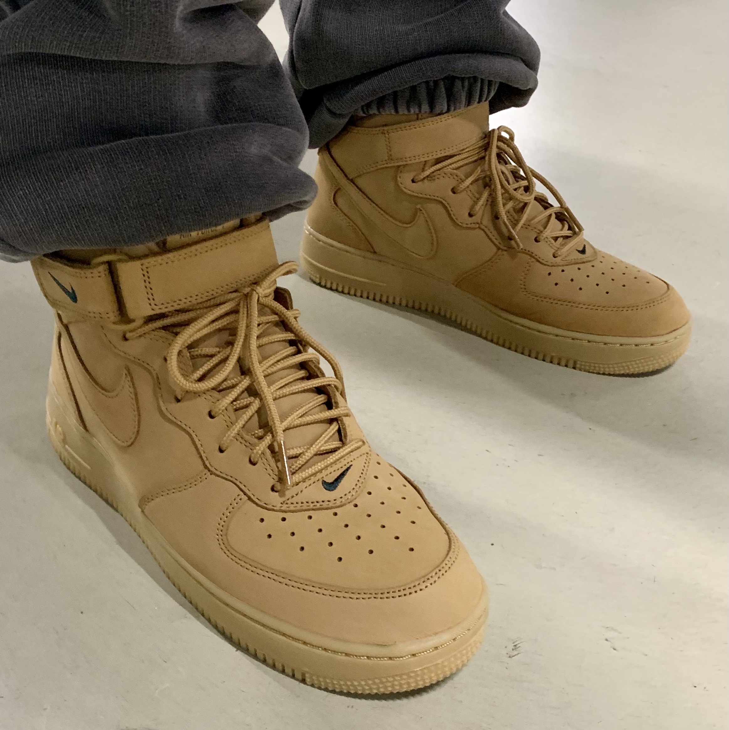 Nike Air Force 1 Mid Flax and Outdoor Green 착용 스타일 - 1
