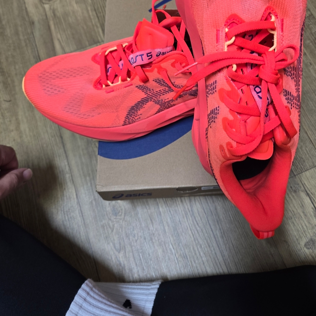 Asics Novablast 5 Flash Red Edo Purple 착용 스타일