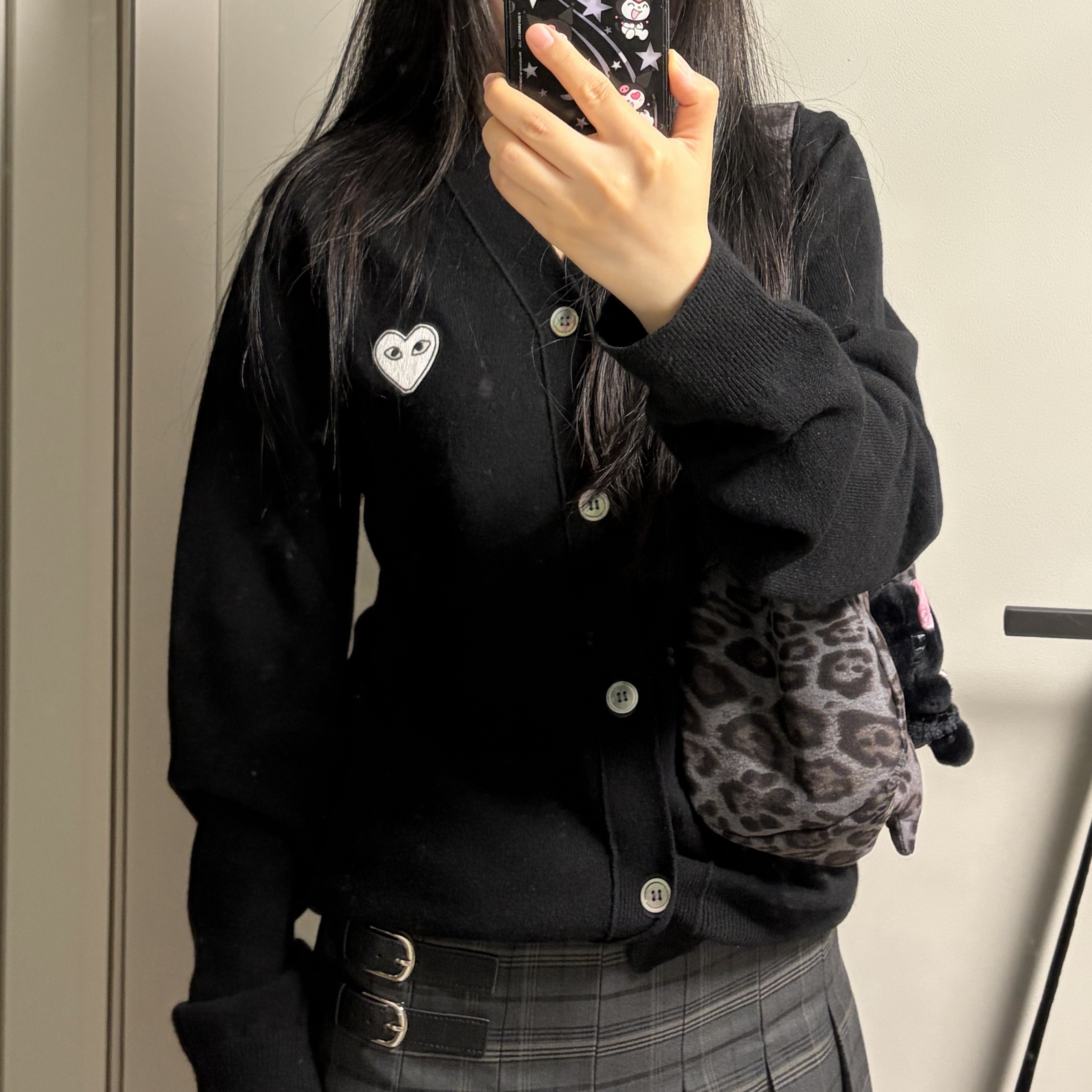 Play Comme des Garcons White Heart Knit Cardigan Black 착용 스타일