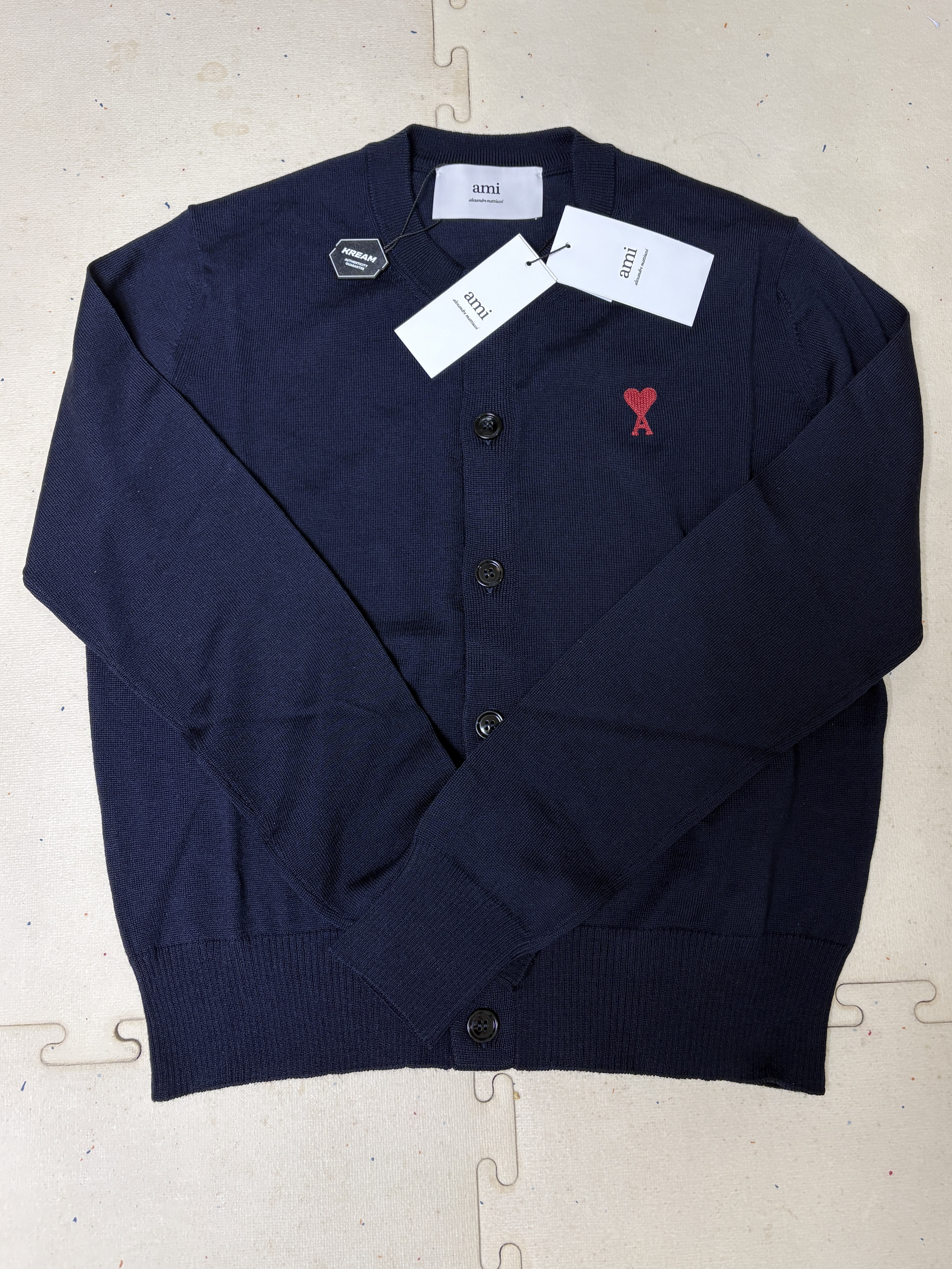 (W) AMI de Coeur Classic Merino Wool Cardigan Night Blue 착용 스타일