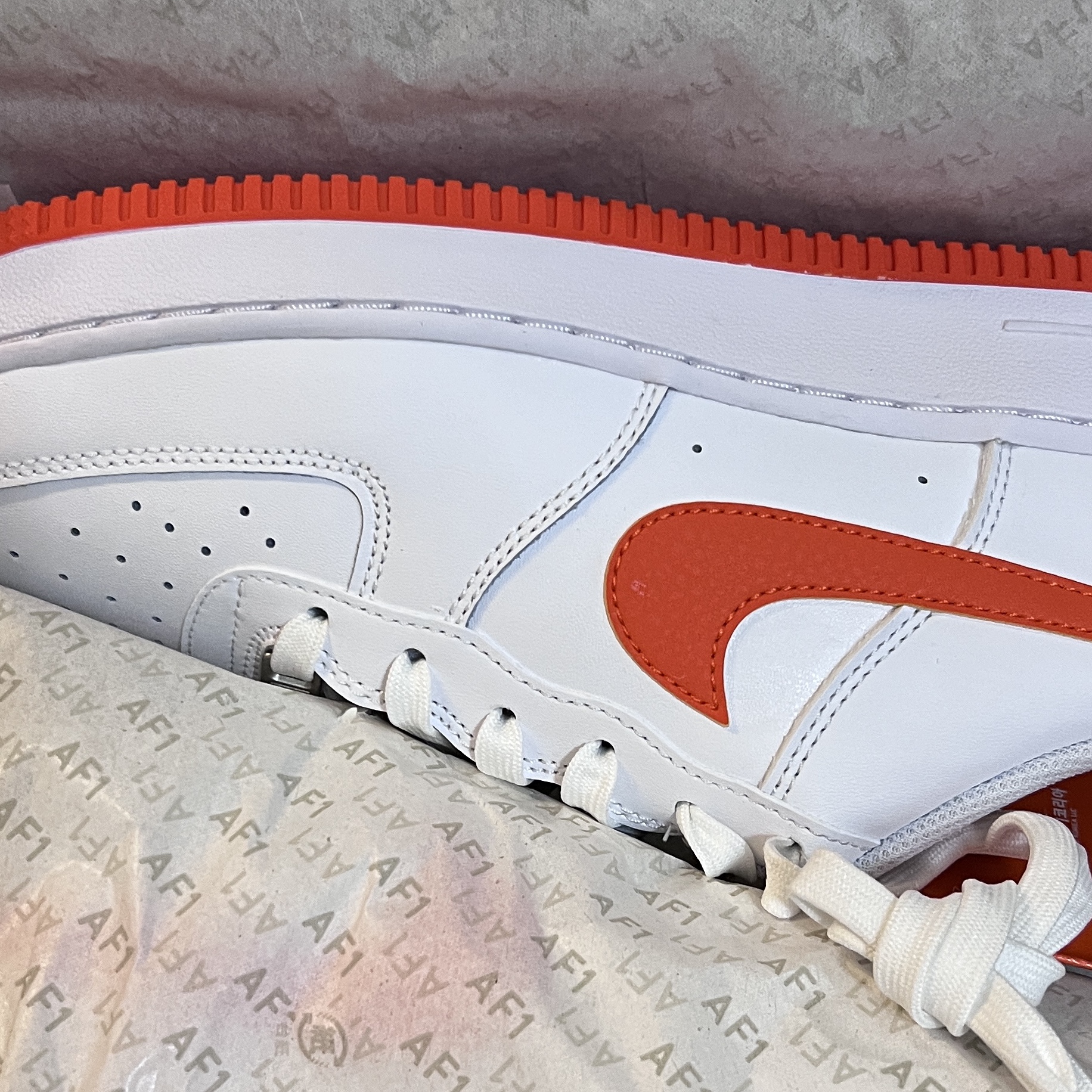 (GS) Nike Air Force 1 White Safety Orange 착용 스타일