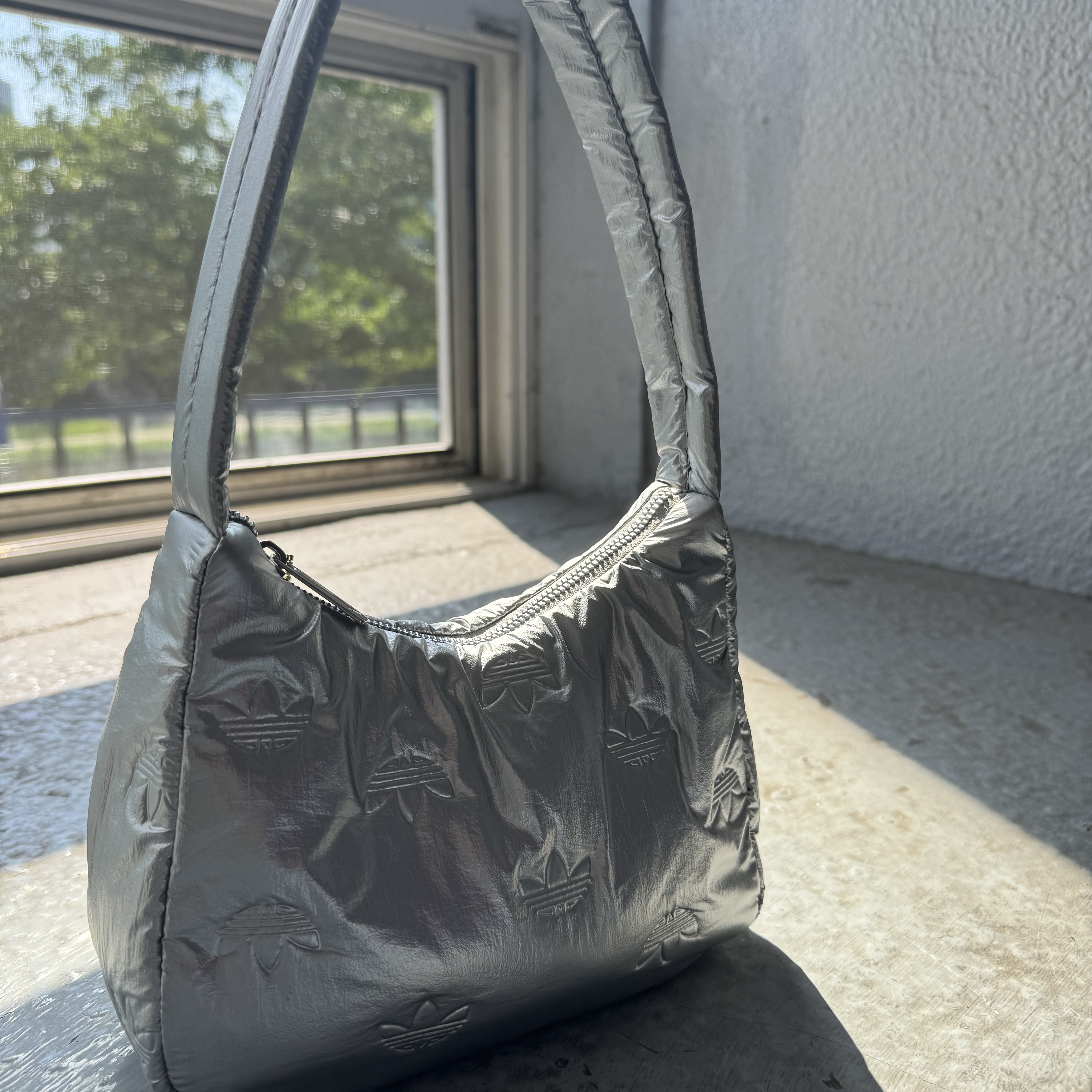 Adidas Puffy Satin Mini Shoulder Bag Silver Metallic 착용 스타일