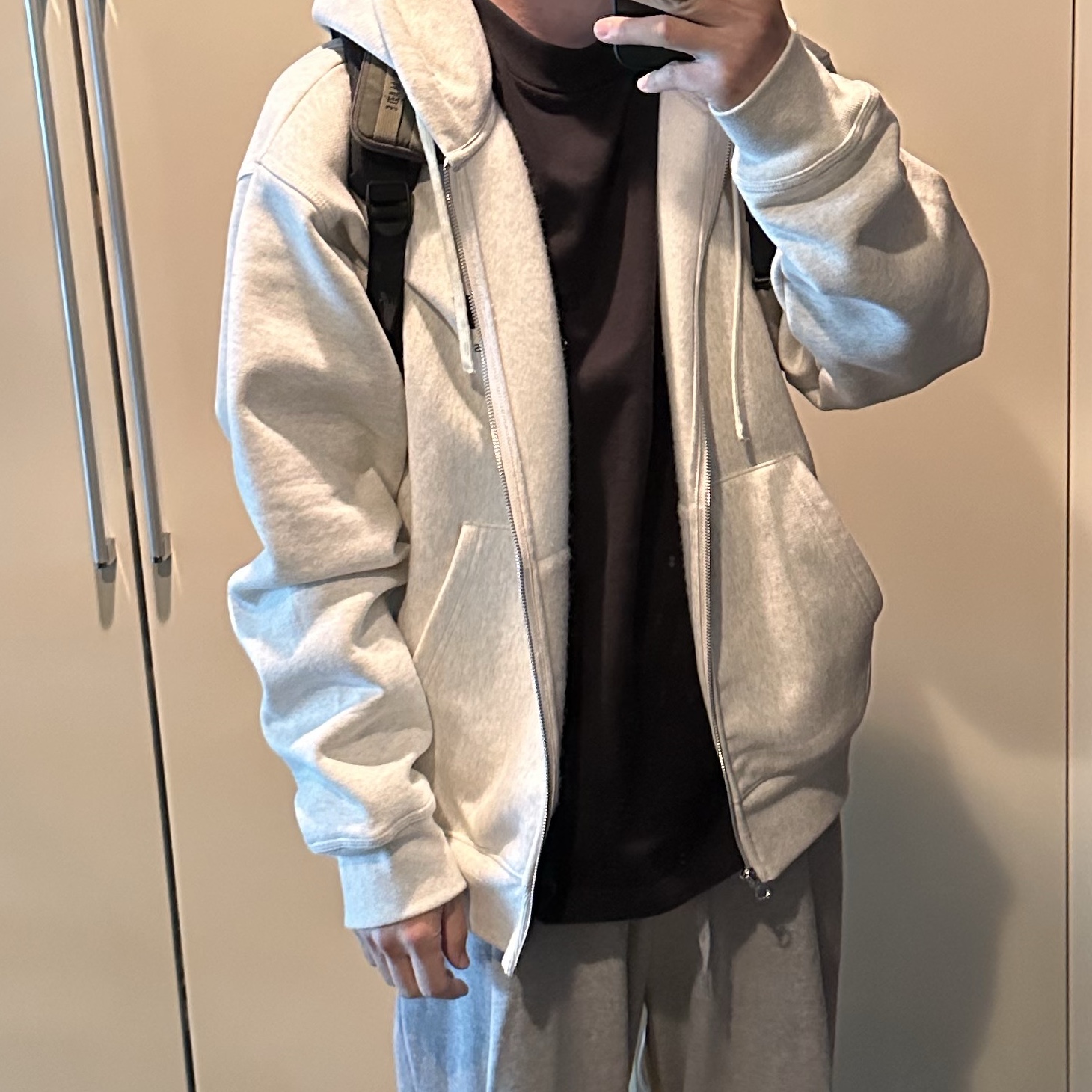 Stussy World Tour Zip Hoodie Ash Heather 2022 착용 스타일