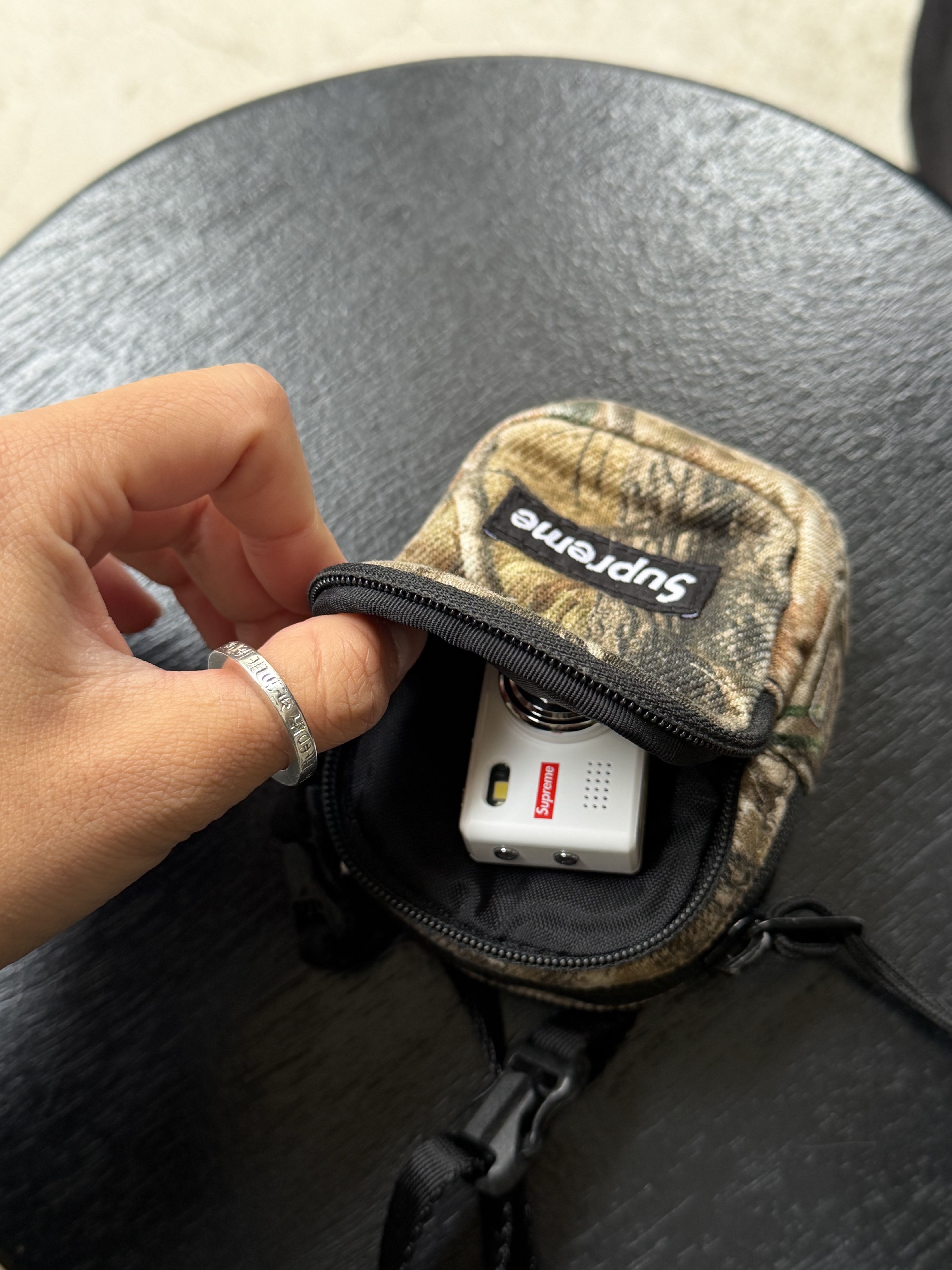 Supreme Micro Down Half Zip Hooded Pullover Black - 25FW, Supreme Denim Mini Utility Bag Realtree AP Camo - 25FW 착용 스타일 - 3