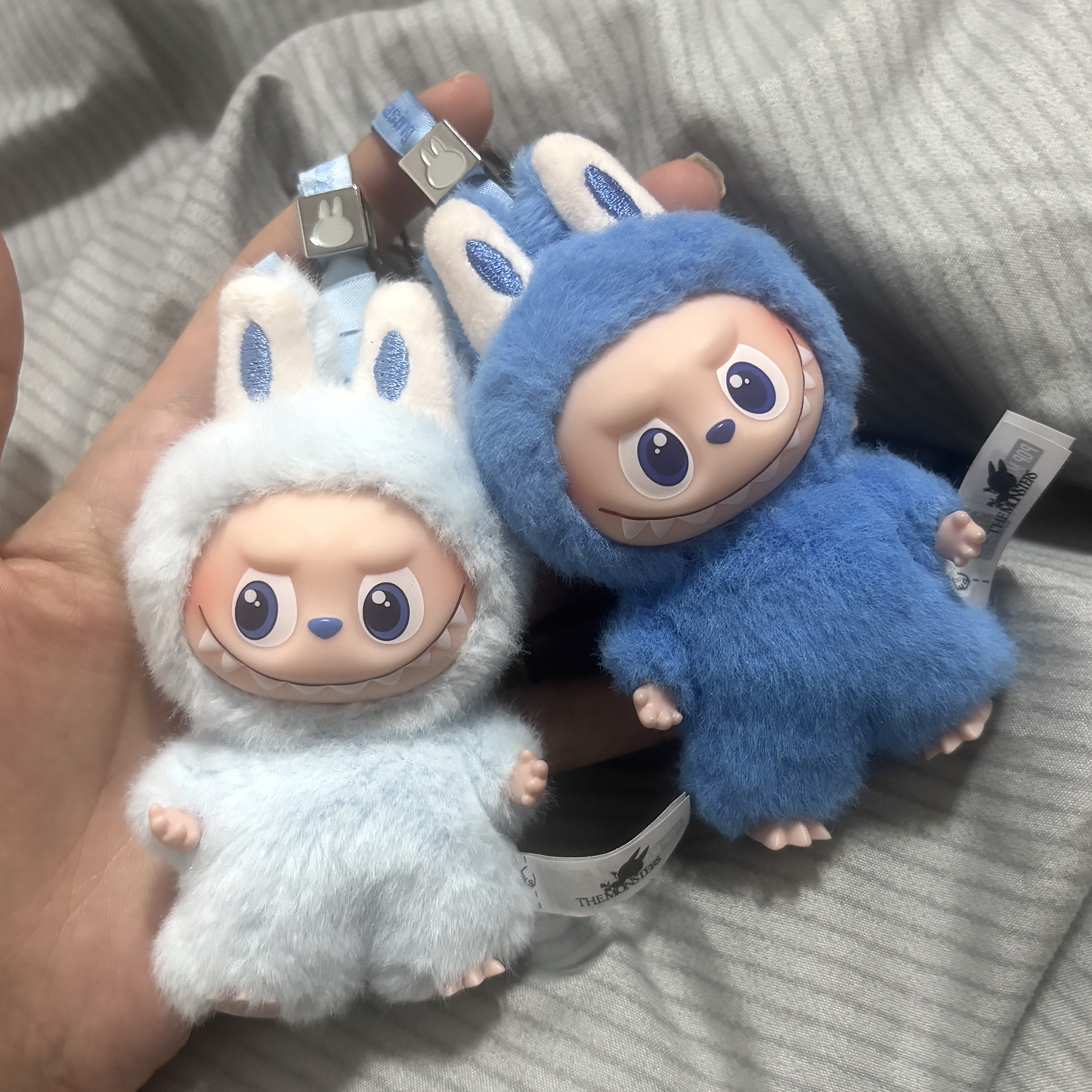 Pop Mart Labubu The Monsters Pin For Love Series Vinyl Plush Pendant (A-M) D (Opened Case) 착용 스타일
