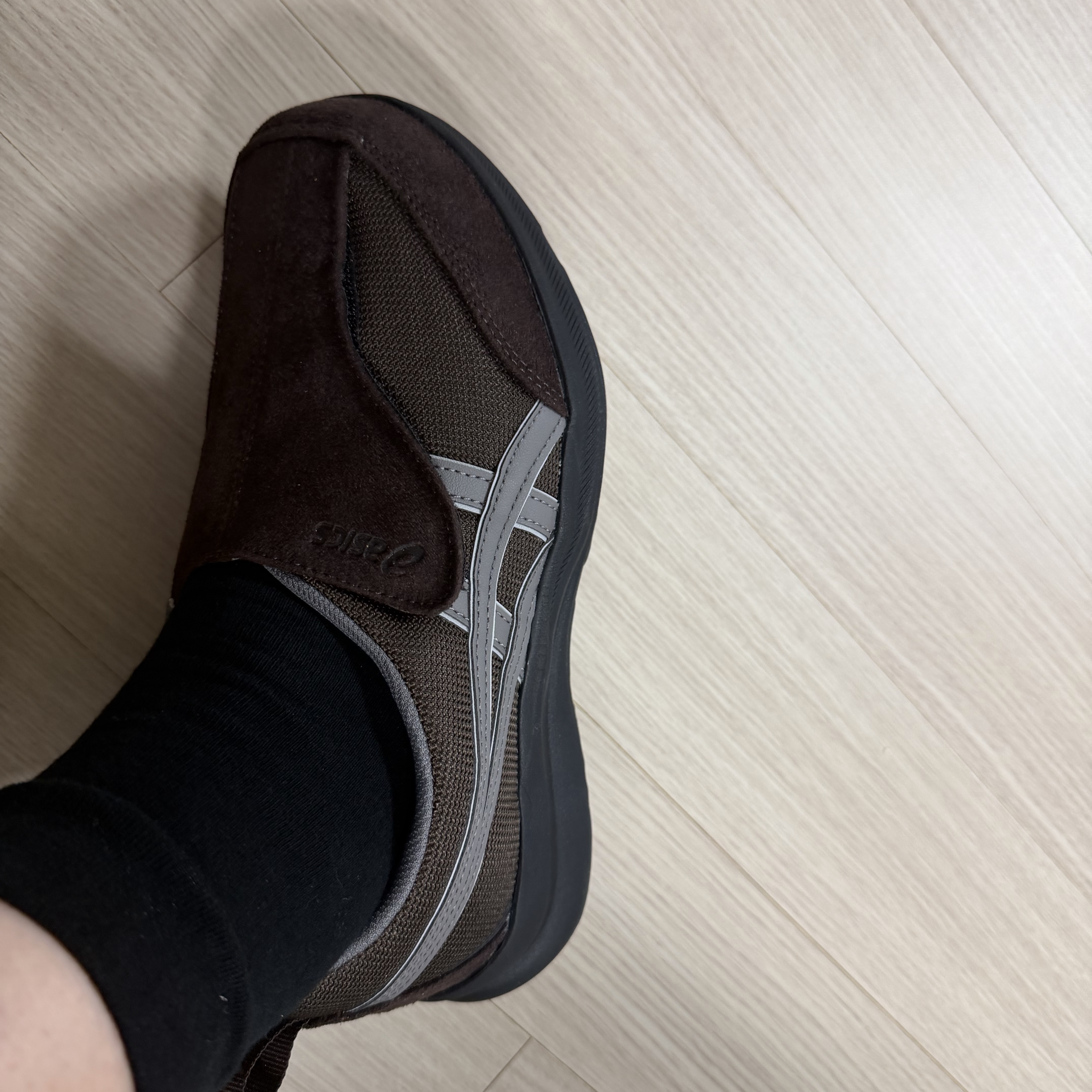 Asics Life Walker 010 Coffee - 3E Wide 착용 스타일 - 2