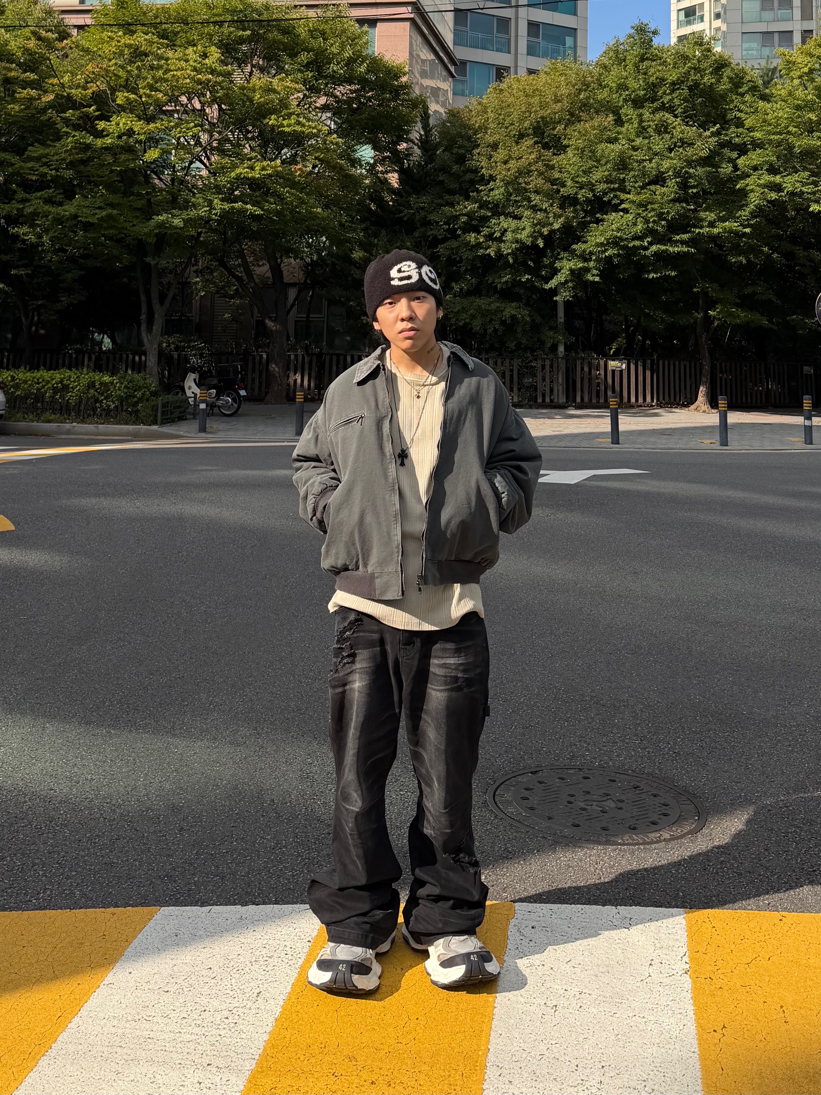 Balenciaga Cargo Sneakers White Grey, Chrome Hearts Silichrome CH Cross Pendant Black 2022/2023/2025 착용 스타일 - 6