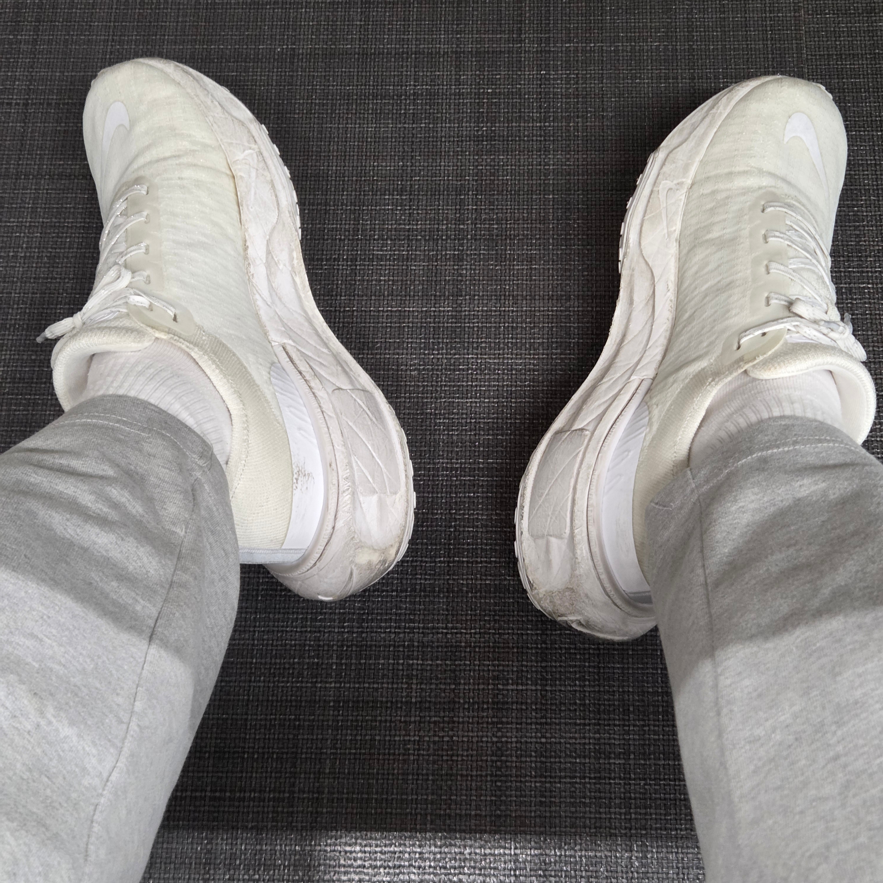 Nike ZoomX Invincible Run Flyknit 3 White Photon Dust 착용 스타일