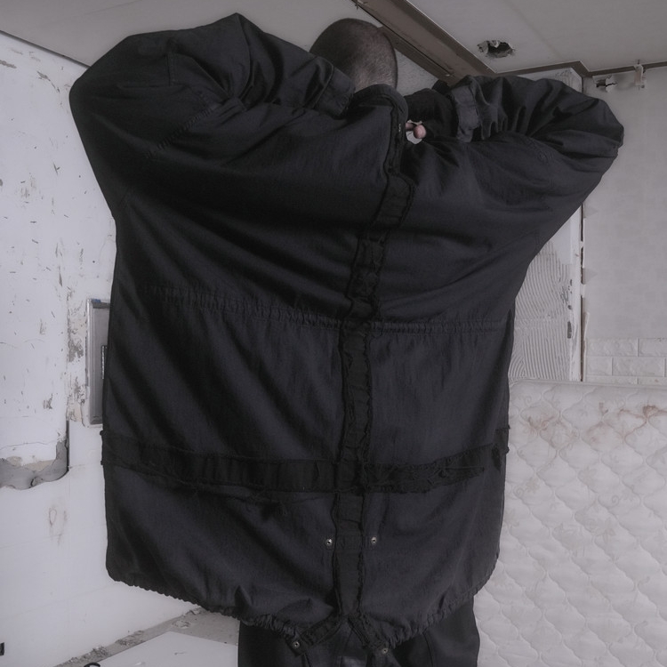 Project G/R Bondage Cross Fishtail Parka Black 착용 스타일 - 1