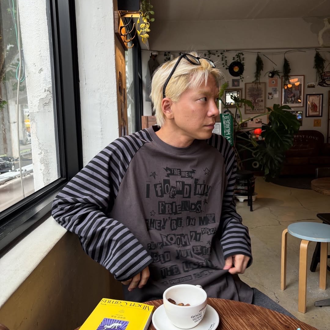 Mea Lettering Striped Raglan Top Dark Grey, Mea Turnup Stud Beanie Black 착용 스타일 - 1