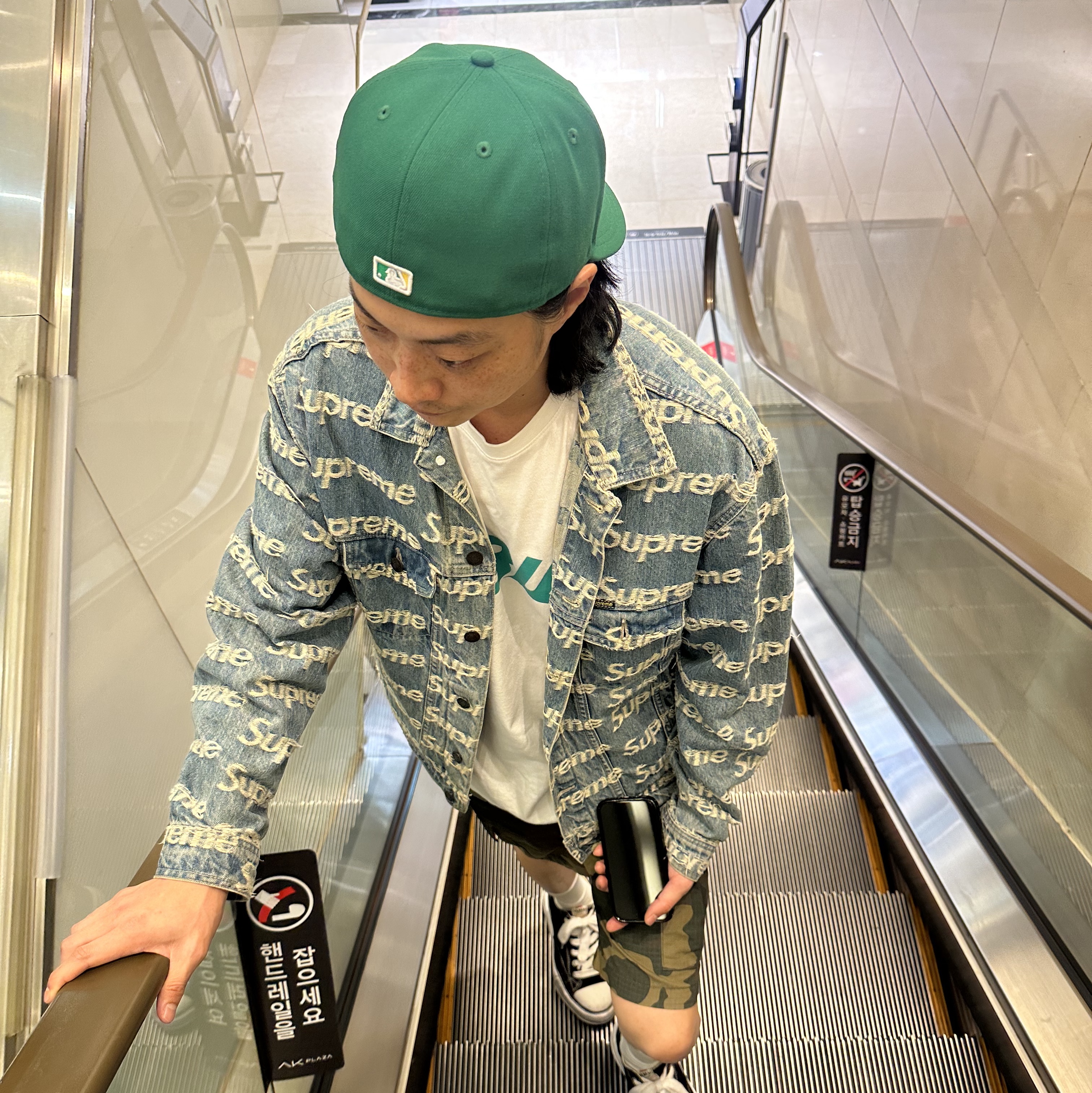 Supreme Frayed Logos Denim Trucker Jacket Blue - 21SS, Maison Mihara Yasuhiro Peterson OG Sole Canvas Low Sneakers Black 착용 스타일