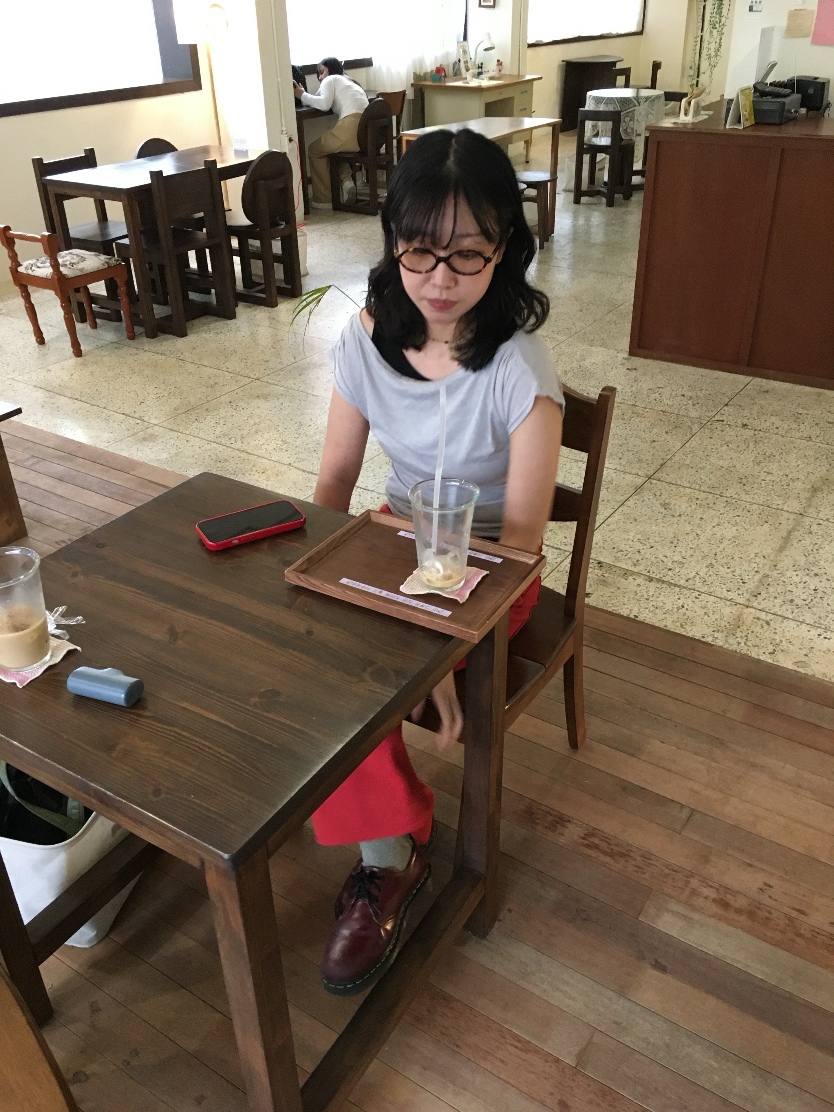 Urbansophistication The Puffer Case Rouge, (W) Miu Miu Regard sunglasses Blue Lenses Honey Tortoiseshell Acetate Alternative fit 착용 스타일 - 3