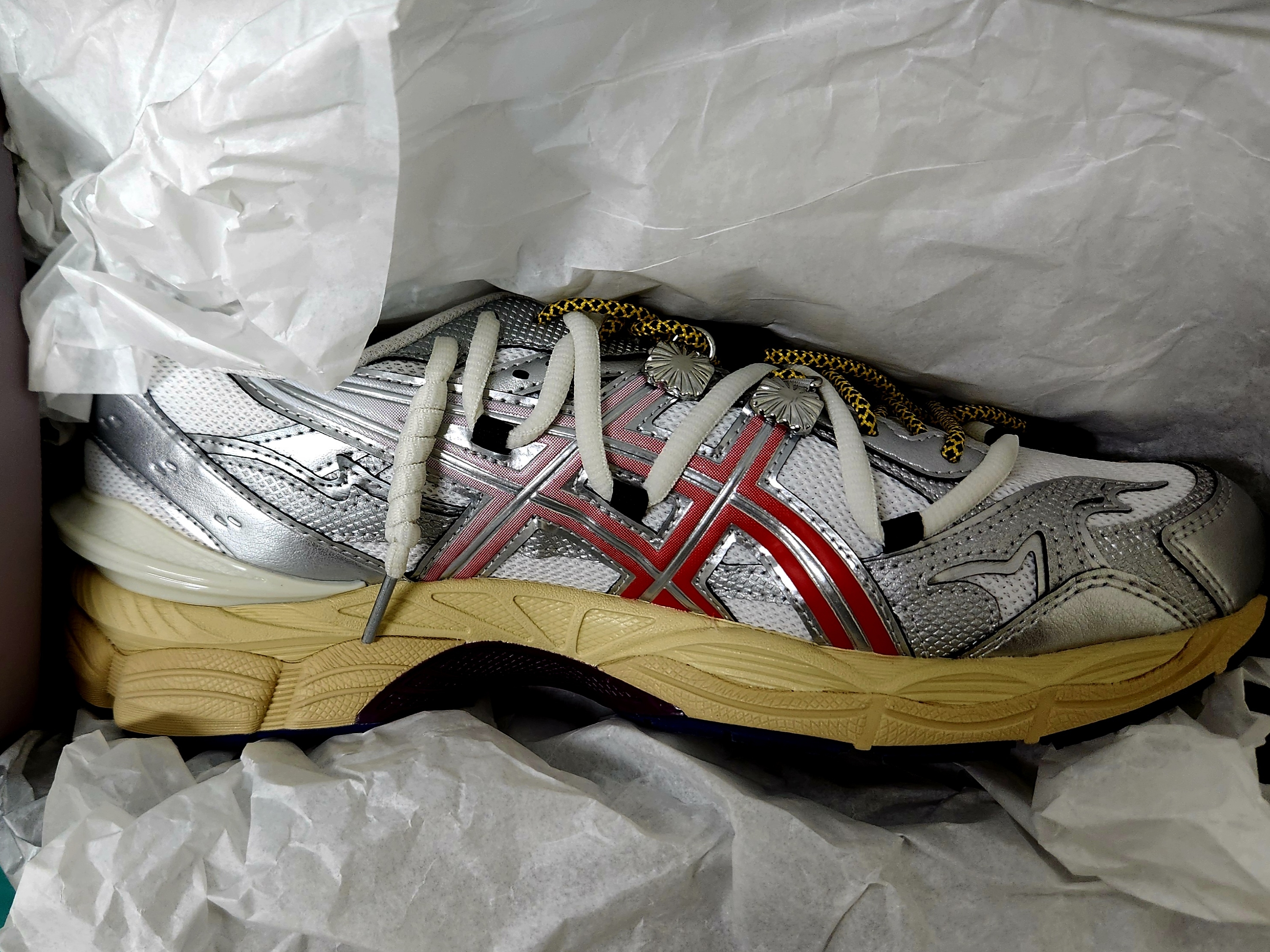 Asics x Toga Gel-Cumulus 16 TG White Red Pure Silver 착용 스타일