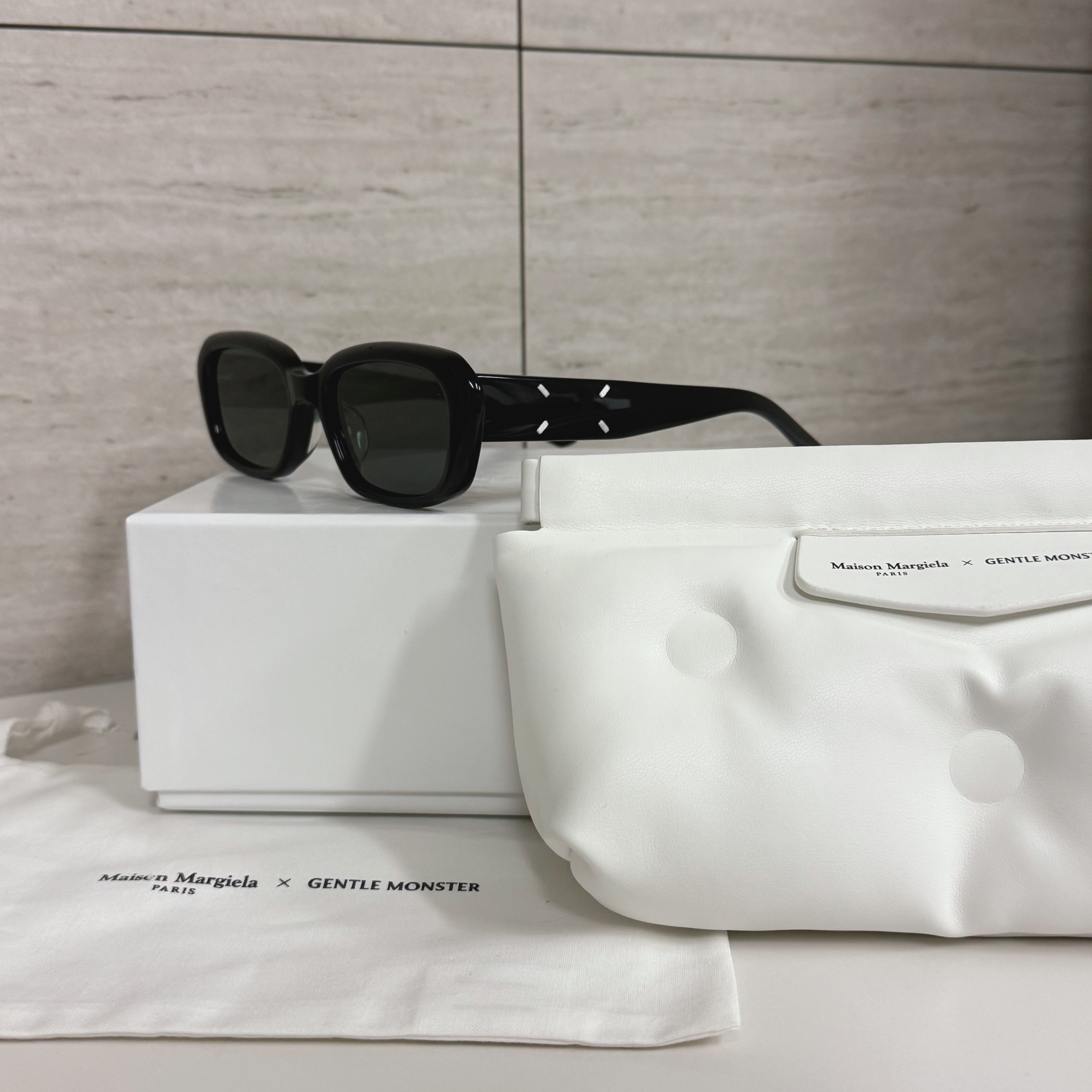 Gentle Monster x Maison Margiela MM207 Black Gray 착용 스타일