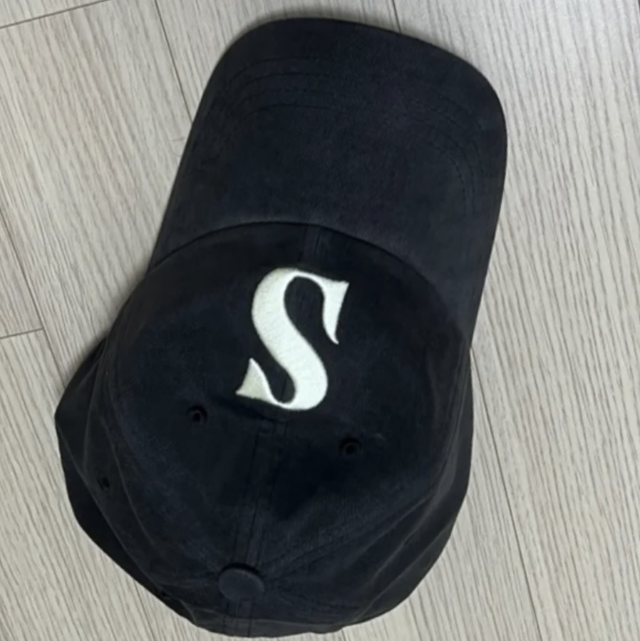 SATUR Vintage Casual Ball Cap Charcoal 착용 스타일