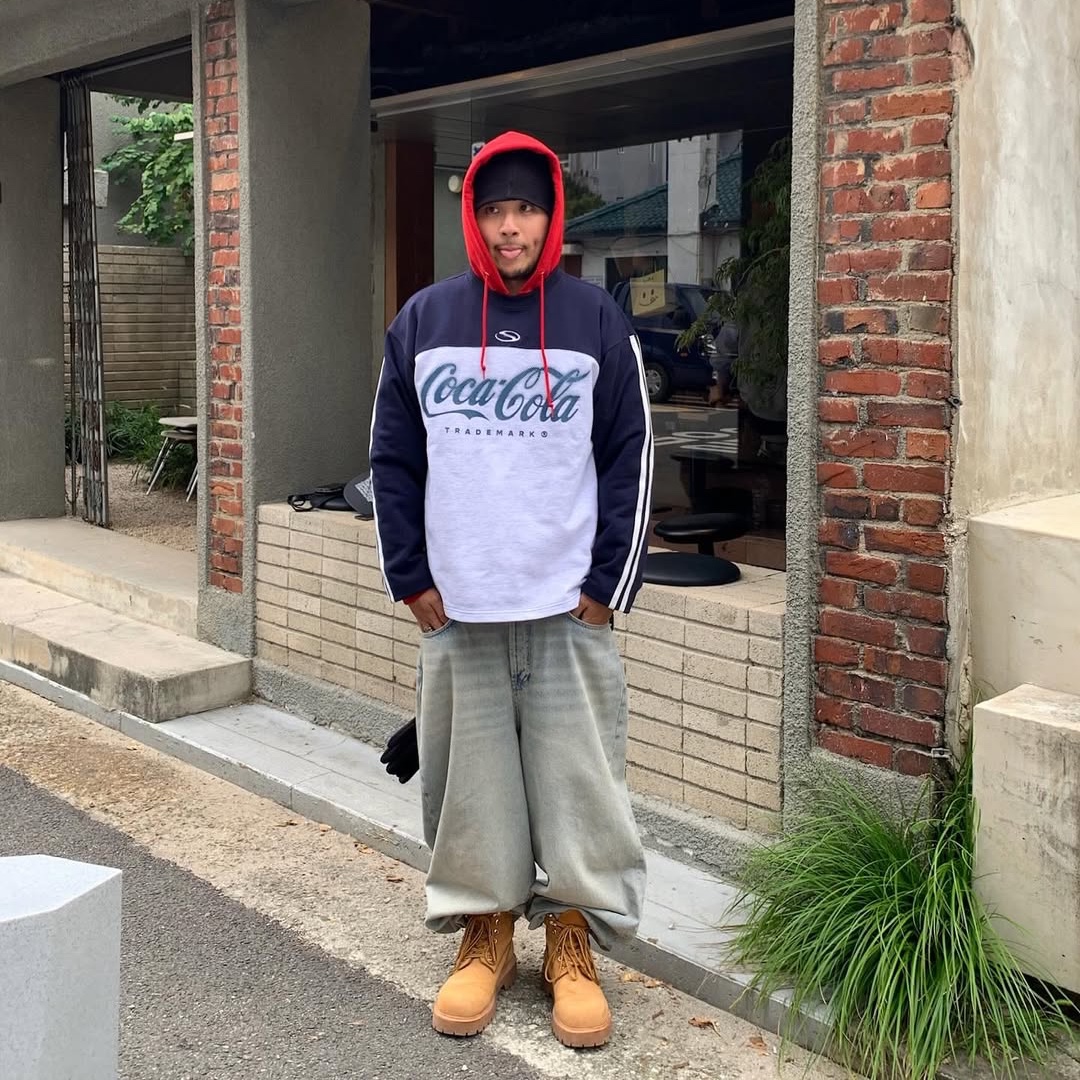 SPORT CHAMBER x Coca-Cola Crew T-shirt Navy 착용 스타일 - 2