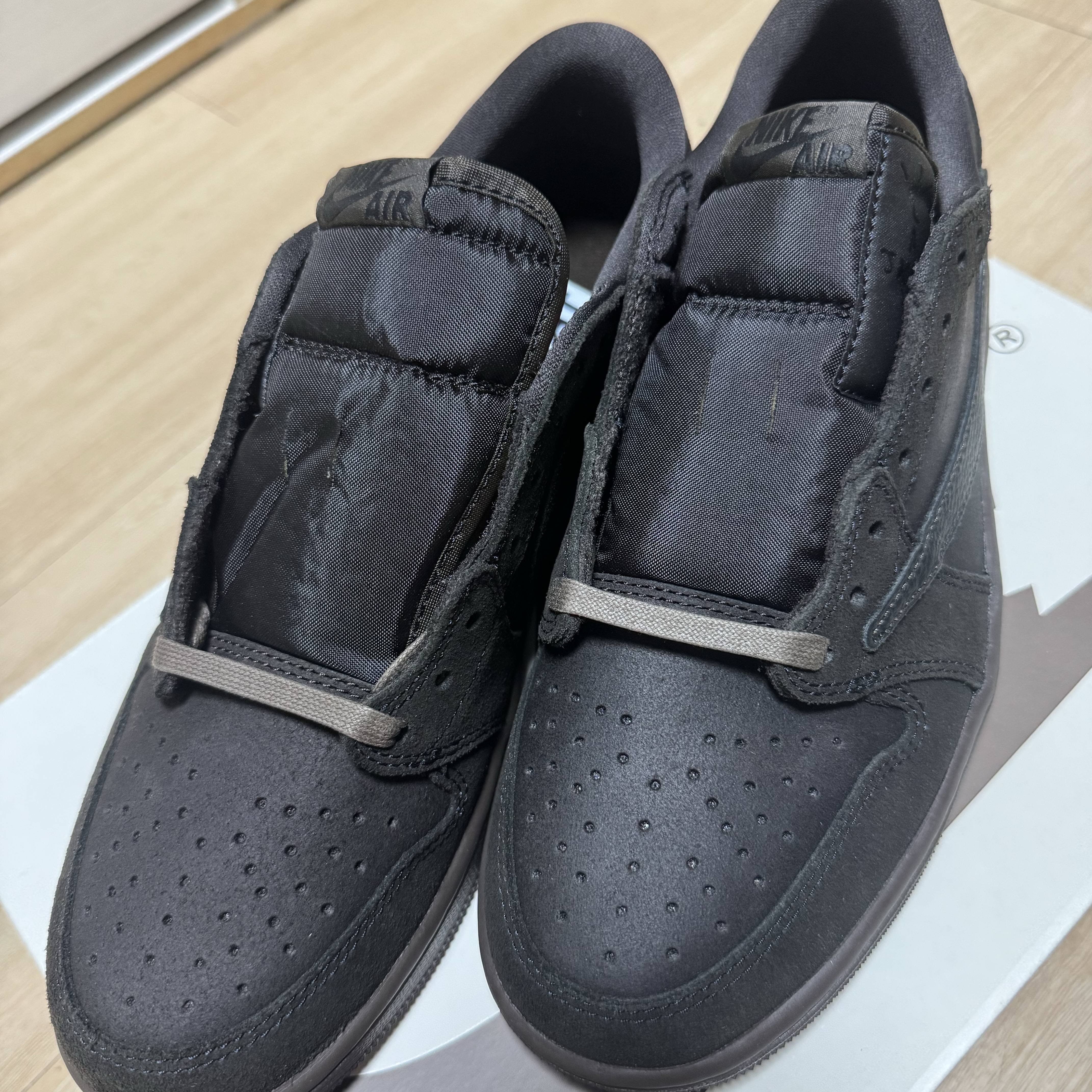Jordan 1 x Travis Scott Retro Low OG SP Velvet Brown and Dark Mocha 착용 스타일 - 1
