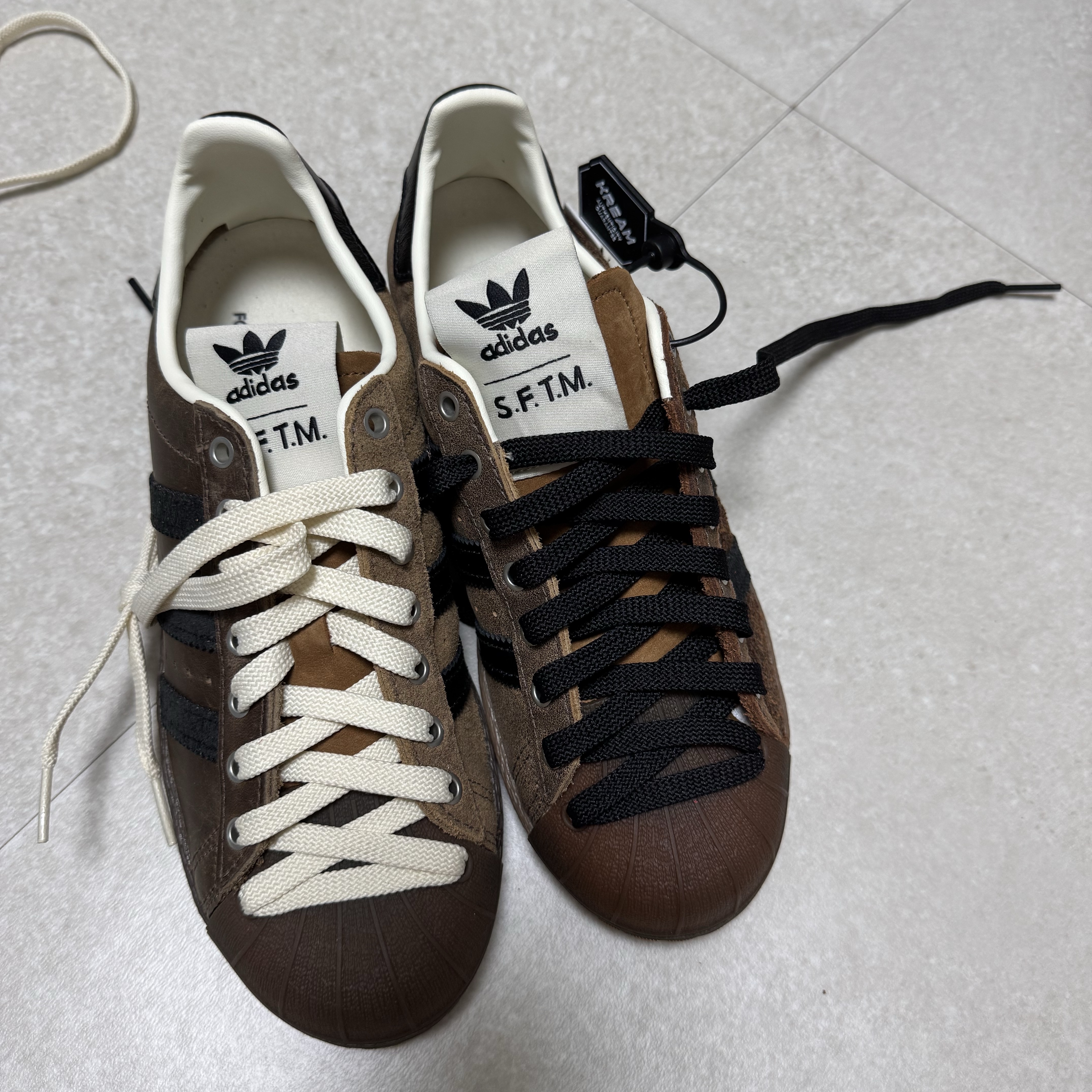 Adidas x Song for the Mute Superstar 82 Khaki Core Black 착용 스타일 - 1
