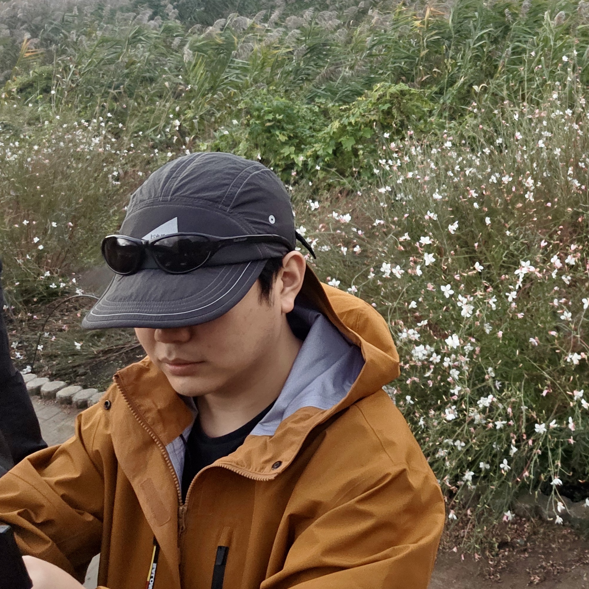 And Wander x Gramicci Brushed Nylon Sunshade Cap Charcoal 착용 스타일 - 1