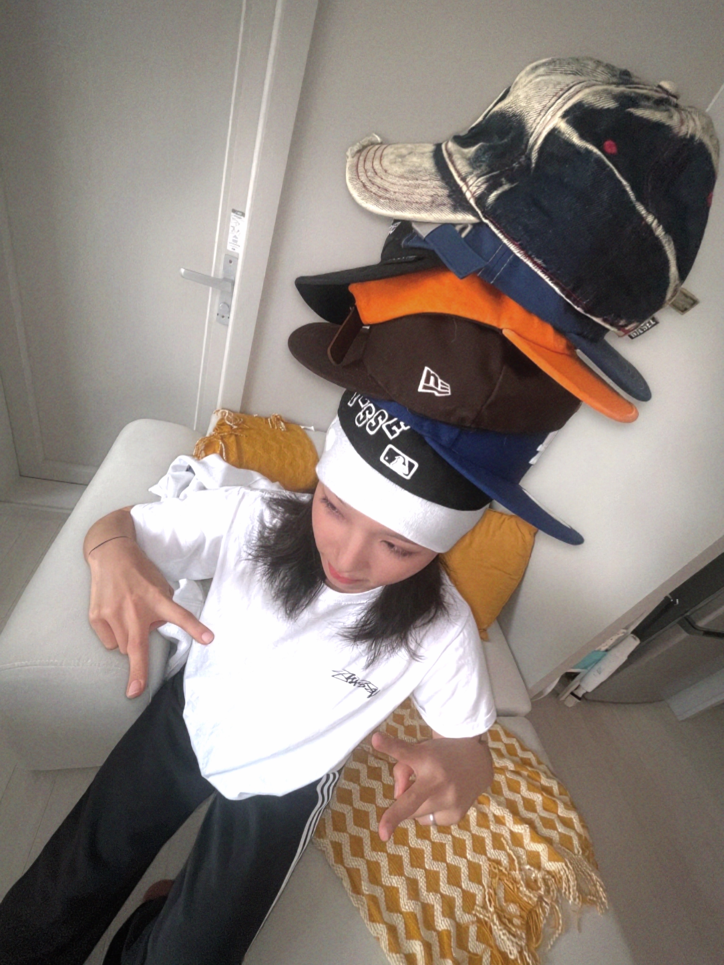 Sansan Gear Logo Beanie White, New Era 59Fifty MLB Authentic New York Yankees Game Navy 착용 스타일 - 2