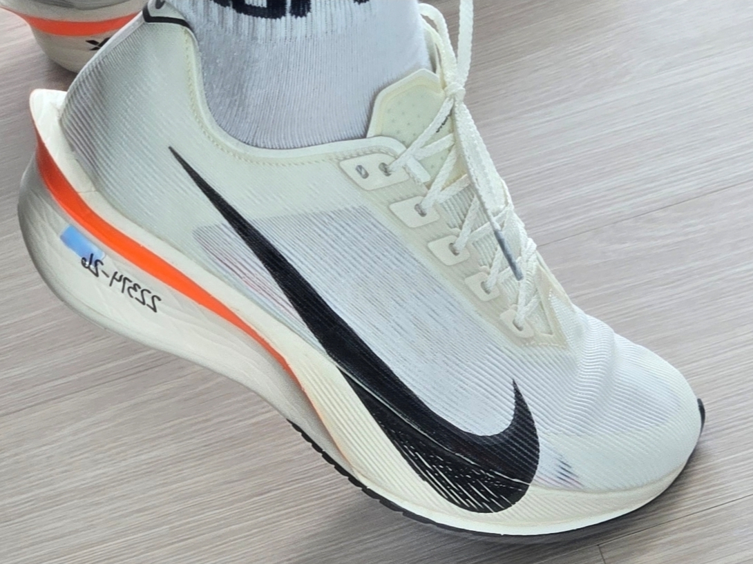 Nike ZoomX Vaporfly Next% 4 Proto Sail Total Orange 착용 스타일 - 5